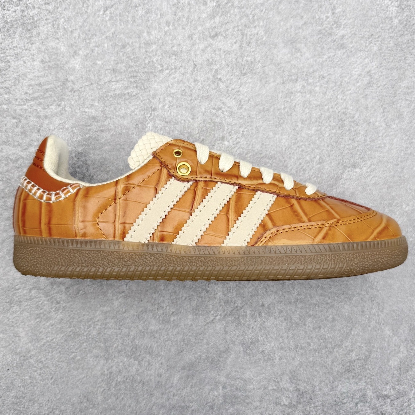 ＃纯原 AD Original Samba OG 复古经典轻便板鞋 JH9826 口碑大厂出品 品控大底版型不断改良更新 全套原纸板楦头开发 确保原汁原味 完美呈现桑巴版型 一比一鞋头弧度高度鞋身弧度 此版本只针对中端市场 皮料材质有所更替 其他数据细节工艺流程均保持一致 绝不口嗨 细节品控鞋型随意对比 正确烫金高频细节 原装纳米超迁皮料 独家私模橡胶大底 原盒原配 这款桑巴鞋展示了高质量的工艺 带有装饰的超锁缝制和无缝的手感 柔软、柔软的皮革造型和标志性的3条纹完成了精致的外观 正规合身鞋带 鞋面上有绒面鞋垫 橡胶鞋底 享受正畸套筒软感 自50年代首次亮相以来就一直在赢得粉丝的青睐 尺码：35.5 36 36.5 37.5 38 38.5 39 40 40.5 41 42 42.5 43 44 44.5 45-选品中心