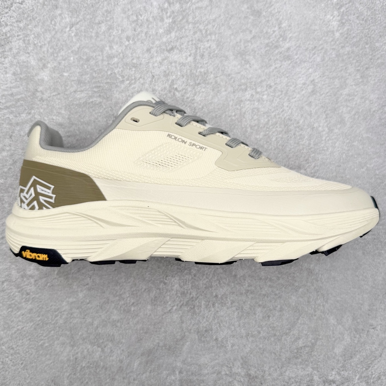 可隆KOLON SPORT 抓地V底巴斯夫轻盈KRUST越野跑鞋 户外功能鞋 男女同款 KOLON SPORT 可隆1973年诞生，并首次推出登山装备。自创立起，KOLON SPORT就把绿色定为基本色调，以常青树为品牌标志，坚持以关爱自然为己任，积极探求自然界的舒适，并以此应用于新产品的开发与研究。40多年来，历经不断革新，成就高端专业户外品牌。实拍调校N版已经零色差零失真 百分百还原实物色彩所见即所得 不存在货不对板色差等低级问题 选购参考实物拍摄 不混卖不参货 只用心做好货严格选品 承诺混一赔十 尺码：36 36.5 37.5 38 38.5 39 40 40.5 41 42 42.5 43 44 44.5 45-选品中心