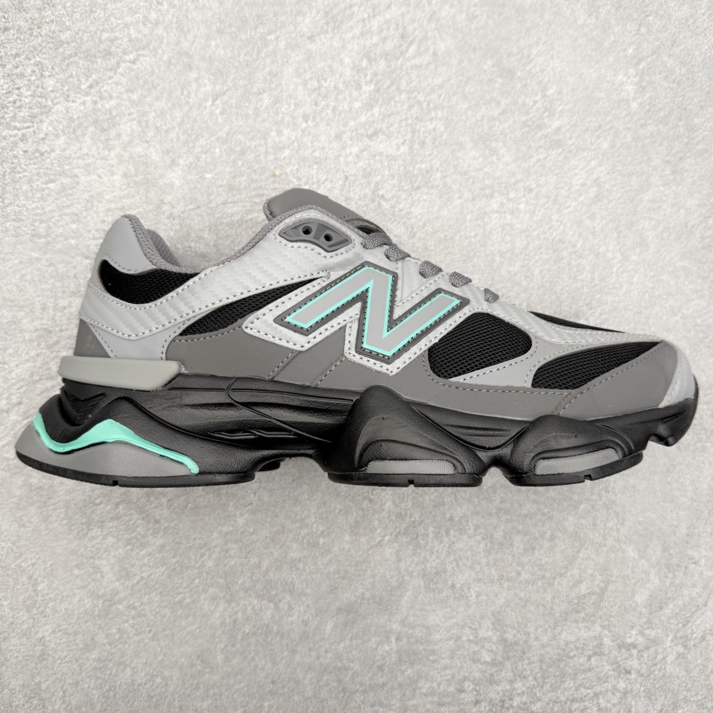 New Balance NB9060 复古运动鞋 新百伦又带来了新鞋型 并且是与芝加哥街头品牌 Joe Freshgoods 的联名款 鞋身主体采用了类似 990 系列的设计风格 与传统复古慢跑鞋区别不大 最大的变化就是鞋底部分 在传统设计的中底外层 增加了多个分区的模块 圆润的线条设计与我们熟悉的 New Balance 风格截然不同 但与同样充满弧形线条的鞋面搭配 看起来毫无违和感 尺码：36-45-选品中心