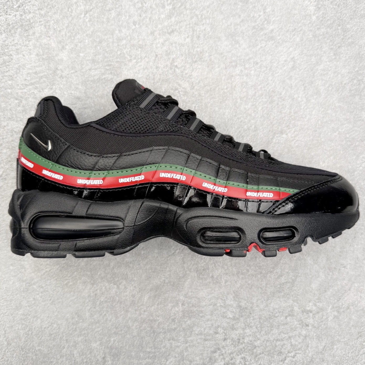 ＃纯原 NK Air Max 95 复古减震气垫跑鞋 IB4453-001 经典重温 外单专供大厂出品 品质稳定 一百余色 终端操作 鞋款设计灵感源于人体构造 中底设计基于人体的脊柱构造 是整体设计的核心 尼龙孔眼代表了肋骨 而分层式面板和网眼象征着肌肉纤维和肉体组织 Air Max 95采用了两个独立的吹塑成型的Air-Sole单元 并首次在前掌使用可视化气垫设计 Swoosh logo夜当作一个 点符号放在了鞋子的后帮位置 20年的发展让 AIR MAX 95有了不同的故事 20年后再度面向世人的时候 焕然一新的面貌 让人有了另外一种清新脱俗的感觉 尺码：36 36.5 37.5 38 38.5 39 40 40.5 41 42 42.5 43 44 44.5 45 46 47.5-选品中心
