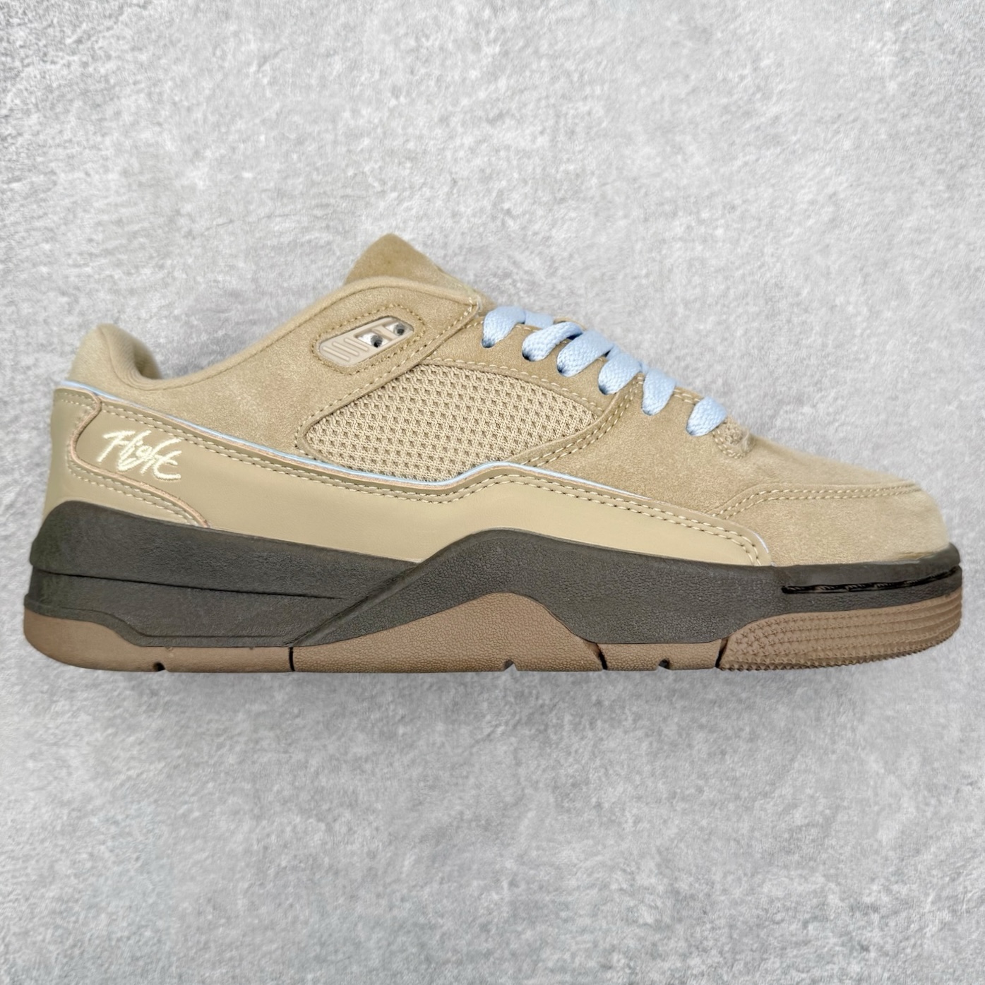 💰200 Air Jordan AJ Flight Court 乔丹低帮复古篮球鞋 设计简约又不失复古韵味鞋内的鞋垫柔软且有弹性 能够很好地缓冲落地时的冲击力鞋面的材质贴合脚部 鞋底的纹路设计合理 抓地力很强
尺码： 36 36.5 37.5 38 38.5 39 40 40.5 41 42 42.5 43 44 45 46 47 47.5
编码：1by2936050