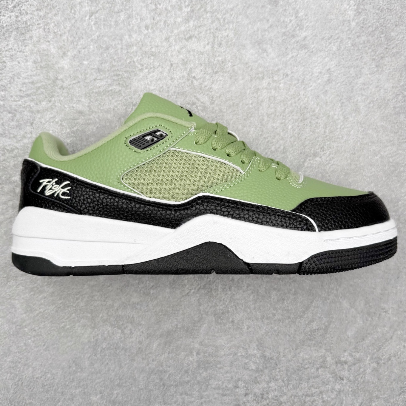 Air Jordan AJ Flight Court 乔丹低帮复古篮球鞋 设计简约又不失复古韵味鞋内的鞋垫柔软且有弹性 能够很好地缓冲落地时的冲击力鞋面的材质贴合脚部 鞋底的纹路设计合理 抓地力很强 尺码： 36 36.5 37.5 38 38.5 39 40 40.5 41 42 42.5 43 44 45 46 47 47.5-选品中心