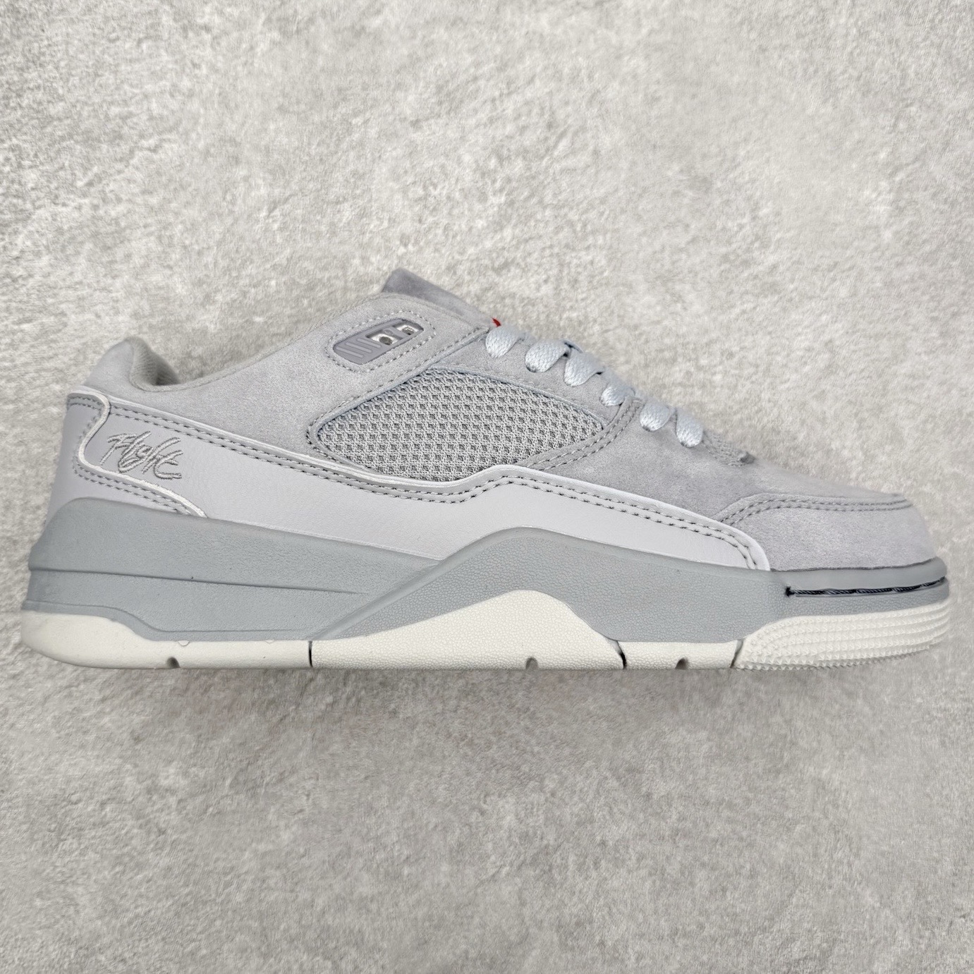 Air Jordan AJ Flight Court 乔丹低帮复古篮球鞋 设计简约又不失复古韵味鞋内的鞋垫柔软且有弹性 能够很好地缓冲落地时的冲击力鞋面的材质贴合脚部 鞋底的纹路设计合理 抓地力很强 尺码： 36 36.5 37.5 38 38.5 39 40 40.5 41 42 42.5 43 44 45 46 47 47.5-选品中心