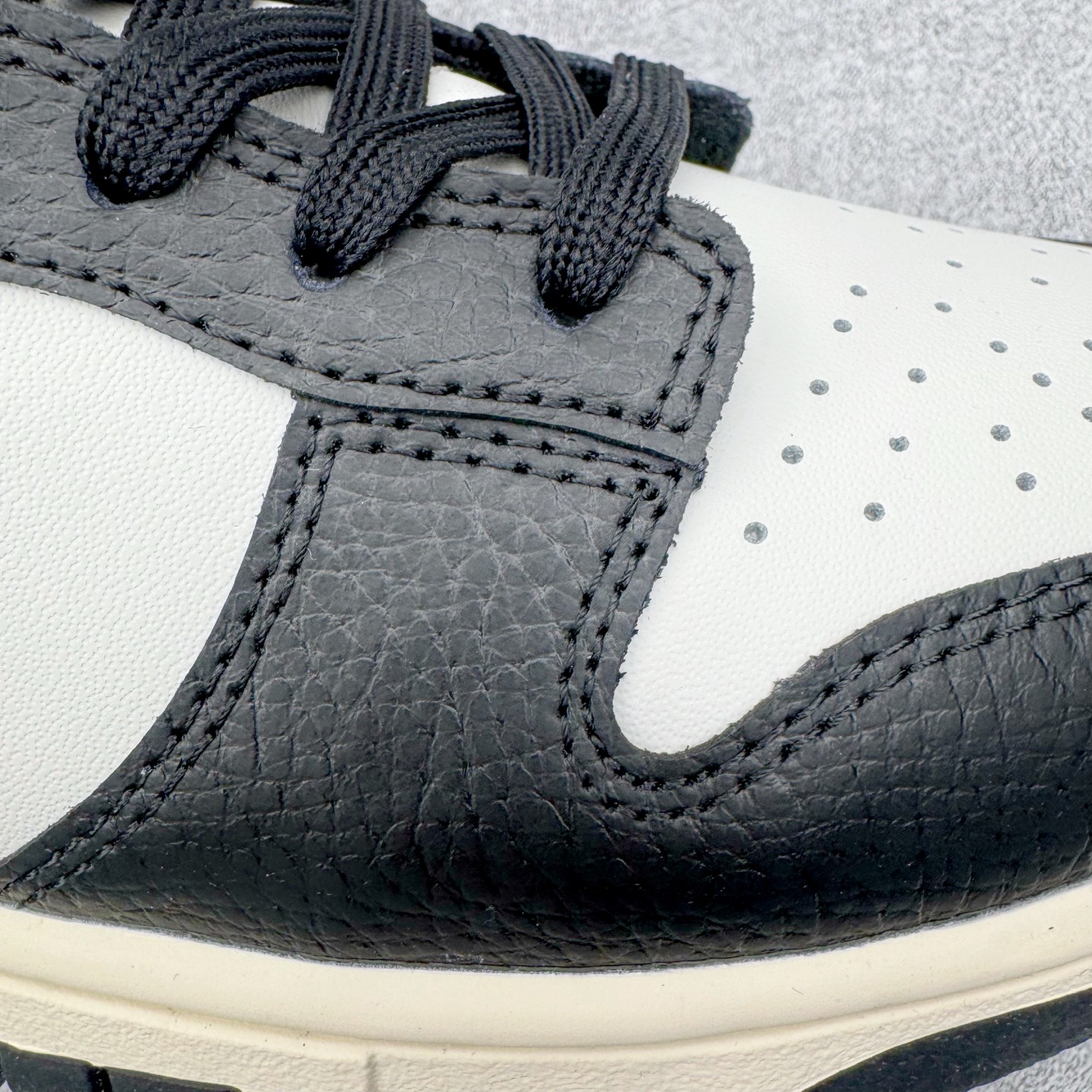 图片[20]-＃YC纯原 NK Dunk Low 樱桃熊猫 HQ7487-100 实力大厂出品 新配色陆续开发 利润个位数只为口碑 全套原纸板楦头开发 确保原汁原味 完美呈现DUNK版型 一比一鞋头弧度高度鞋身弧度 此版本只针对中端市场 皮料材质有所更替 其他数据细节工艺流程均保持一致 绝不口嗨 细节品控鞋型随意对比 独家私模官方第六代原厂航空铝磨具打磨大底 鞋头坡度极致还原 无解鞋型 原盒原配 圈内天花板工艺 原厂玻璃冲刀 超高清洁度 全鞋零毛边皮料切割 原厂中底布点胶 中底布拉帮走线遵循公司 尺码：36 36.5 37.5 38 38.5 39 40 40.5 41 42 42.5 43 44 44.5 45 46-选品中心