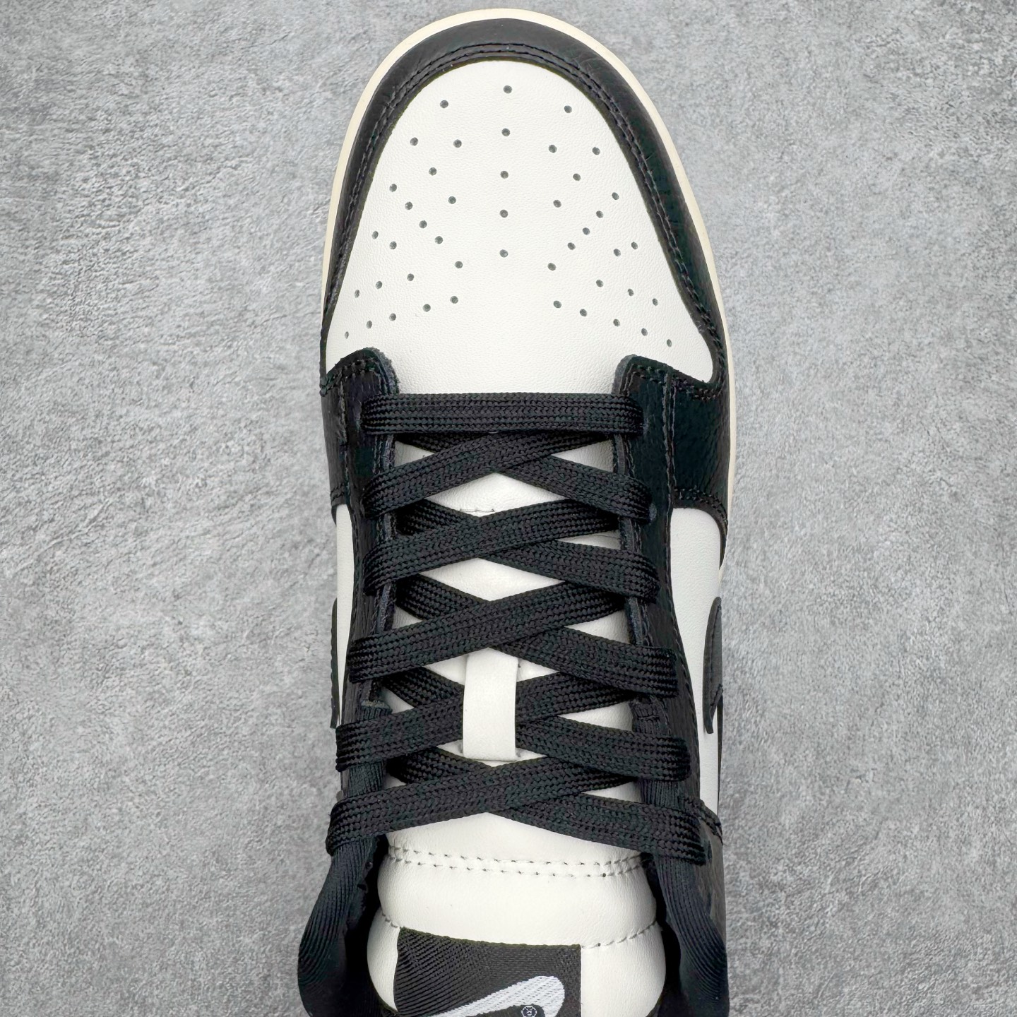 图片[4]-＃YC纯原 NK Dunk Low 樱桃熊猫 HQ7487-100 实力大厂出品 新配色陆续开发 利润个位数只为口碑 全套原纸板楦头开发 确保原汁原味 完美呈现DUNK版型 一比一鞋头弧度高度鞋身弧度 此版本只针对中端市场 皮料材质有所更替 其他数据细节工艺流程均保持一致 绝不口嗨 细节品控鞋型随意对比 独家私模官方第六代原厂航空铝磨具打磨大底 鞋头坡度极致还原 无解鞋型 原盒原配 圈内天花板工艺 原厂玻璃冲刀 超高清洁度 全鞋零毛边皮料切割 原厂中底布点胶 中底布拉帮走线遵循公司 尺码：36 36.5 37.5 38 38.5 39 40 40.5 41 42 42.5 43 44 44.5 45 46-选品中心