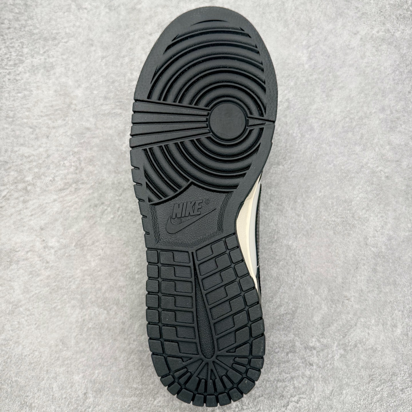 图片[9]-＃YC纯原 NK Dunk Low 樱桃熊猫 HQ7487-100 实力大厂出品 新配色陆续开发 利润个位数只为口碑 全套原纸板楦头开发 确保原汁原味 完美呈现DUNK版型 一比一鞋头弧度高度鞋身弧度 此版本只针对中端市场 皮料材质有所更替 其他数据细节工艺流程均保持一致 绝不口嗨 细节品控鞋型随意对比 独家私模官方第六代原厂航空铝磨具打磨大底 鞋头坡度极致还原 无解鞋型 原盒原配 圈内天花板工艺 原厂玻璃冲刀 超高清洁度 全鞋零毛边皮料切割 原厂中底布点胶 中底布拉帮走线遵循公司 尺码：36 36.5 37.5 38 38.5 39 40 40.5 41 42 42.5 43 44 44.5 45 46-选品中心