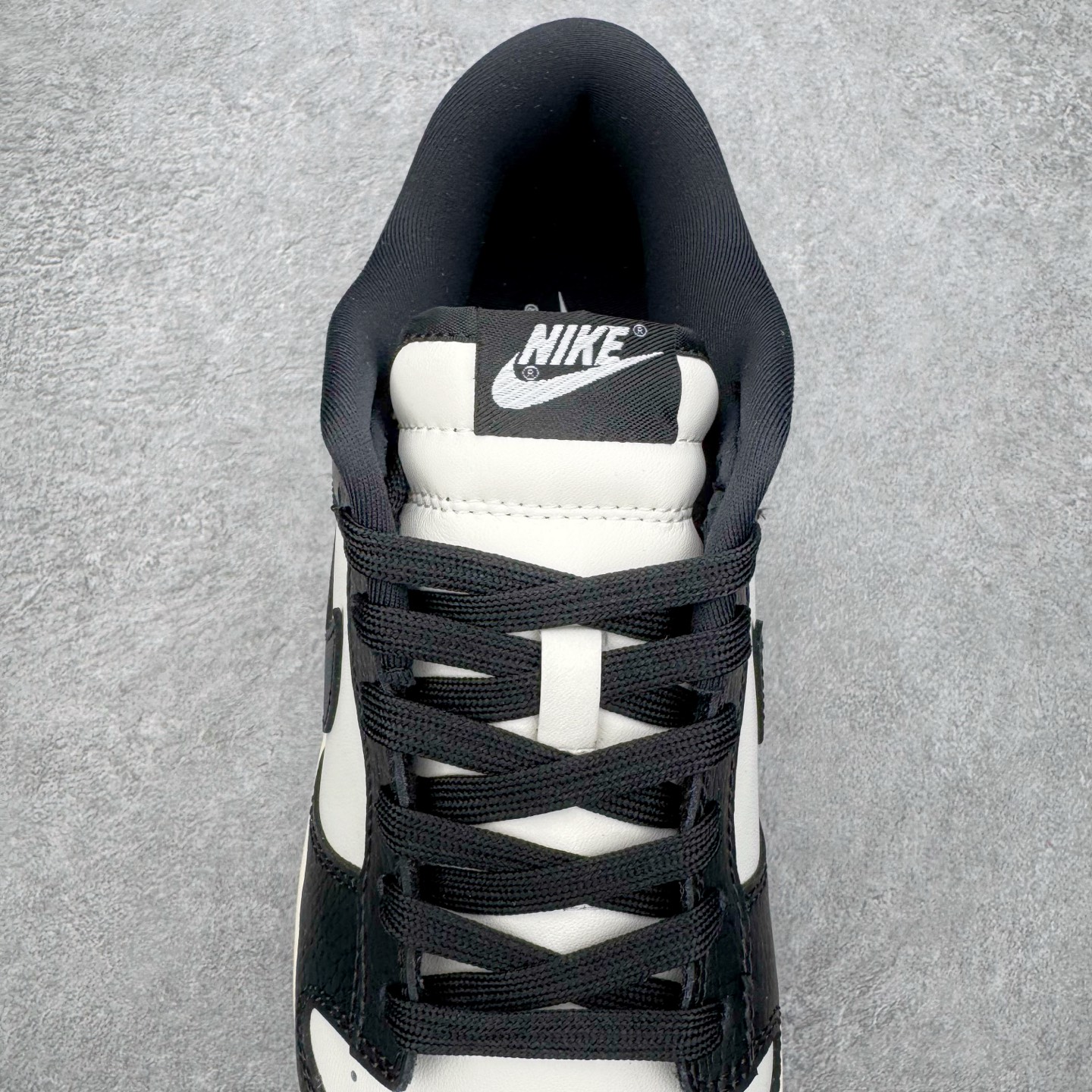 图片[5]-＃YC纯原 NK Dunk Low 樱桃熊猫 HQ7487-100 实力大厂出品 新配色陆续开发 利润个位数只为口碑 全套原纸板楦头开发 确保原汁原味 完美呈现DUNK版型 一比一鞋头弧度高度鞋身弧度 此版本只针对中端市场 皮料材质有所更替 其他数据细节工艺流程均保持一致 绝不口嗨 细节品控鞋型随意对比 独家私模官方第六代原厂航空铝磨具打磨大底 鞋头坡度极致还原 无解鞋型 原盒原配 圈内天花板工艺 原厂玻璃冲刀 超高清洁度 全鞋零毛边皮料切割 原厂中底布点胶 中底布拉帮走线遵循公司 尺码：36 36.5 37.5 38 38.5 39 40 40.5 41 42 42.5 43 44 44.5 45 46-选品中心