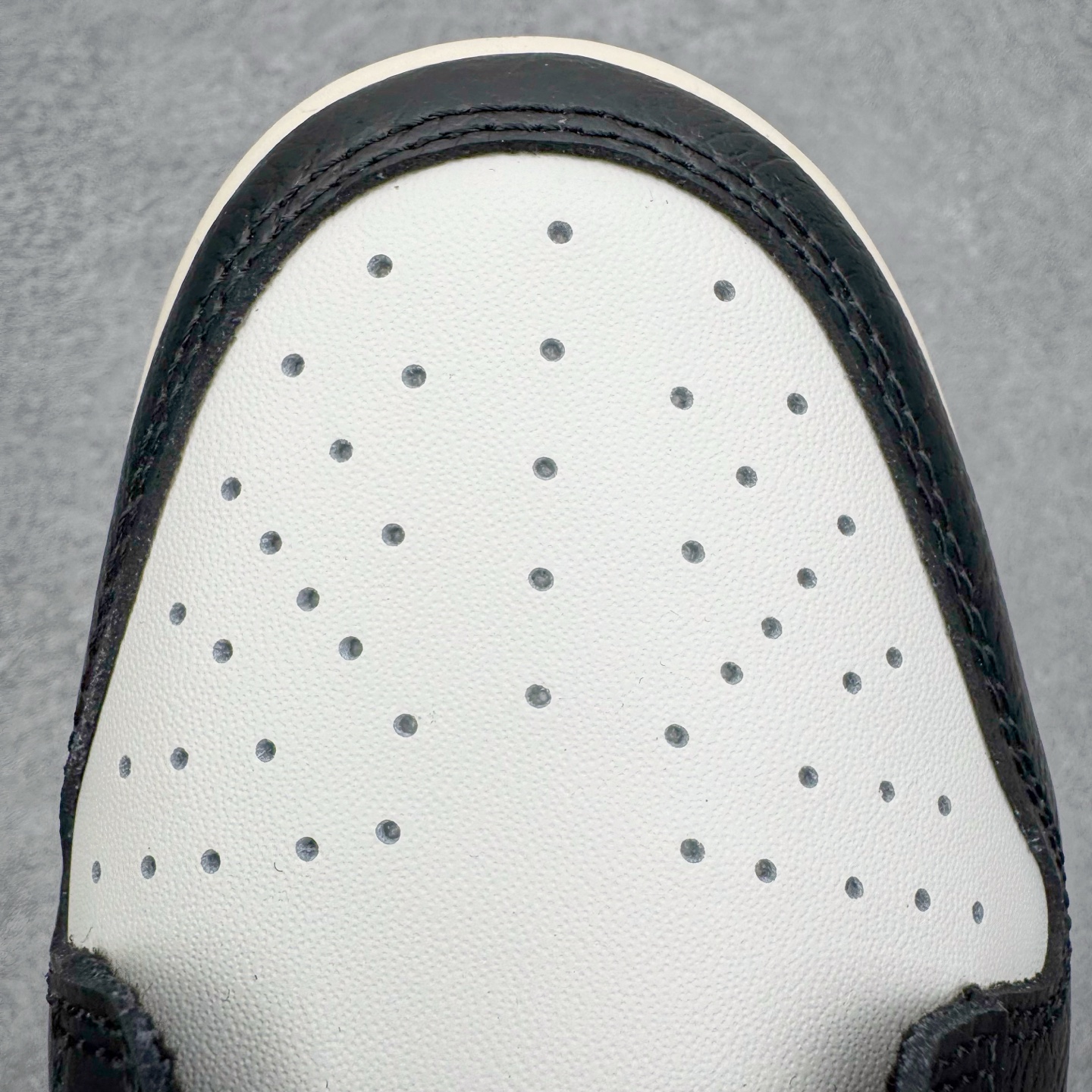 图片[16]-＃YC纯原 NK Dunk Low 樱桃熊猫 HQ7487-100 实力大厂出品 新配色陆续开发 利润个位数只为口碑 全套原纸板楦头开发 确保原汁原味 完美呈现DUNK版型 一比一鞋头弧度高度鞋身弧度 此版本只针对中端市场 皮料材质有所更替 其他数据细节工艺流程均保持一致 绝不口嗨 细节品控鞋型随意对比 独家私模官方第六代原厂航空铝磨具打磨大底 鞋头坡度极致还原 无解鞋型 原盒原配 圈内天花板工艺 原厂玻璃冲刀 超高清洁度 全鞋零毛边皮料切割 原厂中底布点胶 中底布拉帮走线遵循公司 尺码：36 36.5 37.5 38 38.5 39 40 40.5 41 42 42.5 43 44 44.5 45 46-选品中心