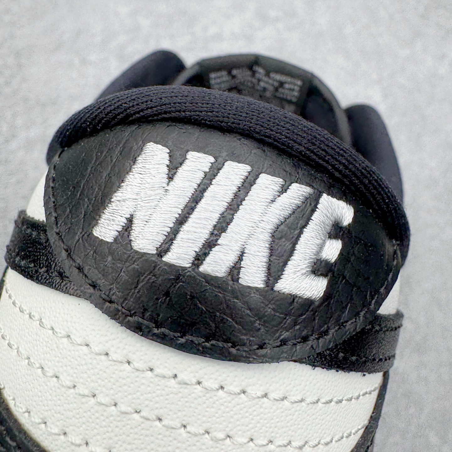 图片[17]-＃YC纯原 NK Dunk Low 樱桃熊猫 HQ7487-100 实力大厂出品 新配色陆续开发 利润个位数只为口碑 全套原纸板楦头开发 确保原汁原味 完美呈现DUNK版型 一比一鞋头弧度高度鞋身弧度 此版本只针对中端市场 皮料材质有所更替 其他数据细节工艺流程均保持一致 绝不口嗨 细节品控鞋型随意对比 独家私模官方第六代原厂航空铝磨具打磨大底 鞋头坡度极致还原 无解鞋型 原盒原配 圈内天花板工艺 原厂玻璃冲刀 超高清洁度 全鞋零毛边皮料切割 原厂中底布点胶 中底布拉帮走线遵循公司 尺码：36 36.5 37.5 38 38.5 39 40 40.5 41 42 42.5 43 44 44.5 45 46-选品中心