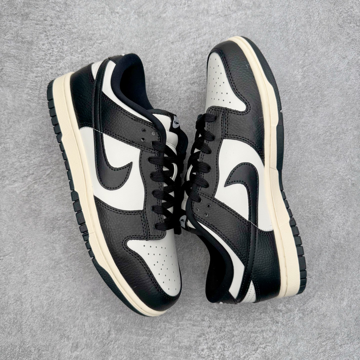 图片[3]-＃YC纯原 NK Dunk Low 樱桃熊猫 HQ7487-100 实力大厂出品 新配色陆续开发 利润个位数只为口碑 全套原纸板楦头开发 确保原汁原味 完美呈现DUNK版型 一比一鞋头弧度高度鞋身弧度 此版本只针对中端市场 皮料材质有所更替 其他数据细节工艺流程均保持一致 绝不口嗨 细节品控鞋型随意对比 独家私模官方第六代原厂航空铝磨具打磨大底 鞋头坡度极致还原 无解鞋型 原盒原配 圈内天花板工艺 原厂玻璃冲刀 超高清洁度 全鞋零毛边皮料切割 原厂中底布点胶 中底布拉帮走线遵循公司 尺码：36 36.5 37.5 38 38.5 39 40 40.5 41 42 42.5 43 44 44.5 45 46-选品中心