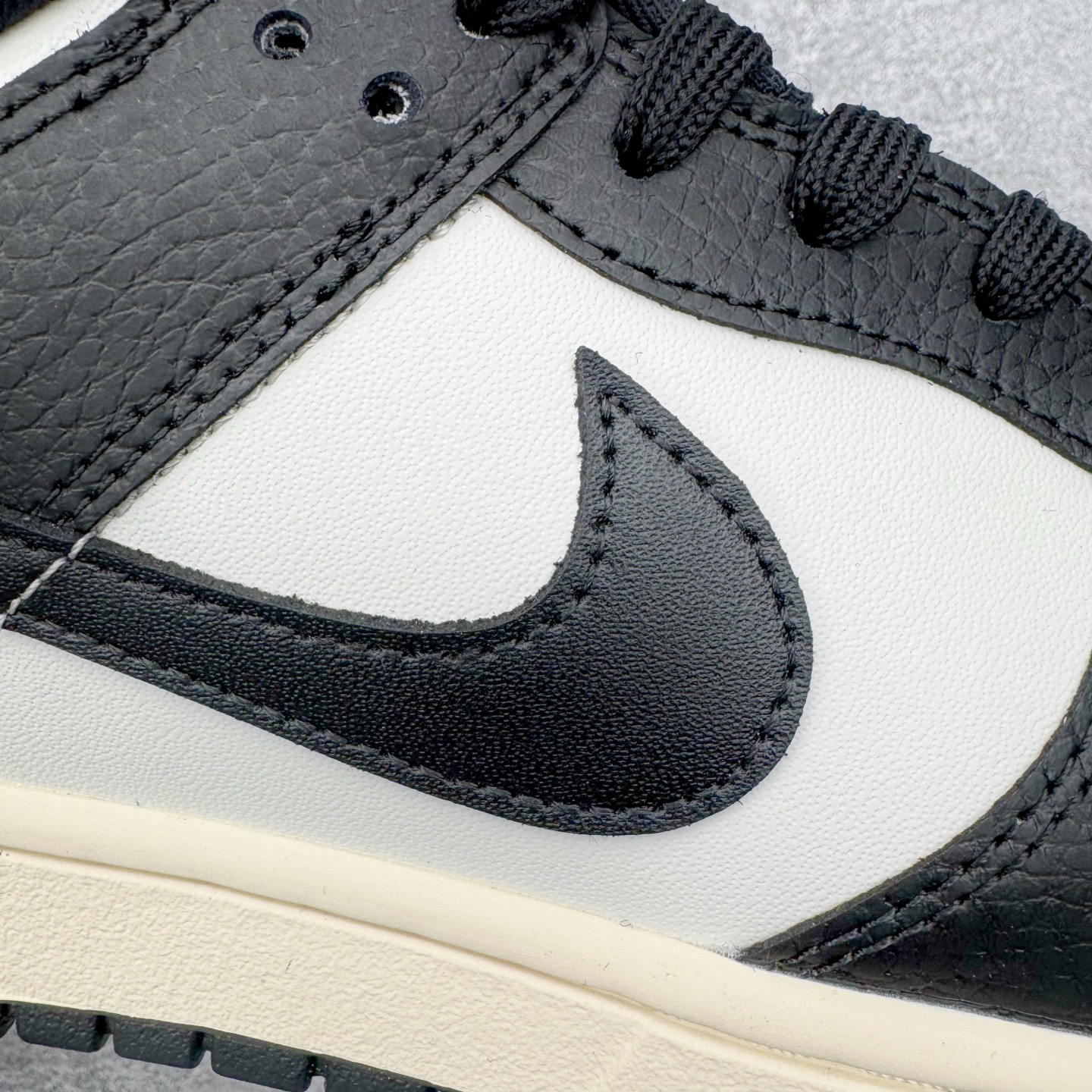 图片[21]-＃YC纯原 NK Dunk Low 樱桃熊猫 HQ7487-100 实力大厂出品 新配色陆续开发 利润个位数只为口碑 全套原纸板楦头开发 确保原汁原味 完美呈现DUNK版型 一比一鞋头弧度高度鞋身弧度 此版本只针对中端市场 皮料材质有所更替 其他数据细节工艺流程均保持一致 绝不口嗨 细节品控鞋型随意对比 独家私模官方第六代原厂航空铝磨具打磨大底 鞋头坡度极致还原 无解鞋型 原盒原配 圈内天花板工艺 原厂玻璃冲刀 超高清洁度 全鞋零毛边皮料切割 原厂中底布点胶 中底布拉帮走线遵循公司 尺码：36 36.5 37.5 38 38.5 39 40 40.5 41 42 42.5 43 44 44.5 45 46-选品中心