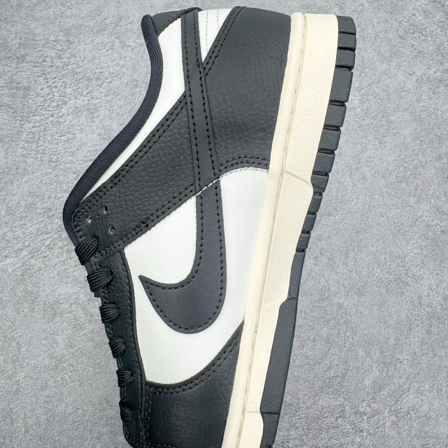 图片[7]-＃YC纯原 NK Dunk Low 樱桃熊猫 HQ7487-100 实力大厂出品 新配色陆续开发 利润个位数只为口碑 全套原纸板楦头开发 确保原汁原味 完美呈现DUNK版型 一比一鞋头弧度高度鞋身弧度 此版本只针对中端市场 皮料材质有所更替 其他数据细节工艺流程均保持一致 绝不口嗨 细节品控鞋型随意对比 独家私模官方第六代原厂航空铝磨具打磨大底 鞋头坡度极致还原 无解鞋型 原盒原配 圈内天花板工艺 原厂玻璃冲刀 超高清洁度 全鞋零毛边皮料切割 原厂中底布点胶 中底布拉帮走线遵循公司 尺码：36 36.5 37.5 38 38.5 39 40 40.5 41 42 42.5 43 44 44.5 45 46-选品中心