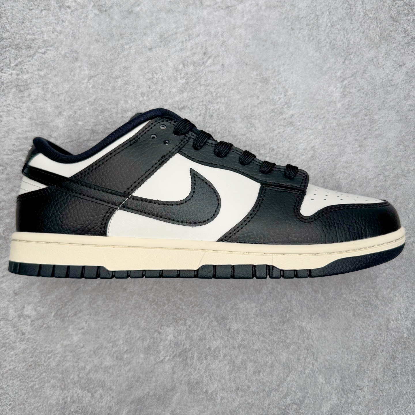 ＃YC纯原 NK Dunk Low 樱桃熊猫 HQ7487-100 实力大厂出品 新配色陆续开发 利润个位数只为口碑 全套原纸板楦头开发 确保原汁原味 完美呈现DUNK版型 一比一鞋头弧度高度鞋身弧度 此版本只针对中端市场 皮料材质有所更替 其他数据细节工艺流程均保持一致 绝不口嗨 细节品控鞋型随意对比 独家私模官方第六代原厂航空铝磨具打磨大底 鞋头坡度极致还原 无解鞋型 原盒原配 圈内天花板工艺 原厂玻璃冲刀 超高清洁度 全鞋零毛边皮料切割 原厂中底布点胶 中底布拉帮走线遵循公司 尺码：36 36.5 37.5 38 38.5 39 40 40.5 41 42 42.5 43 44 44.5 45 46-选品中心