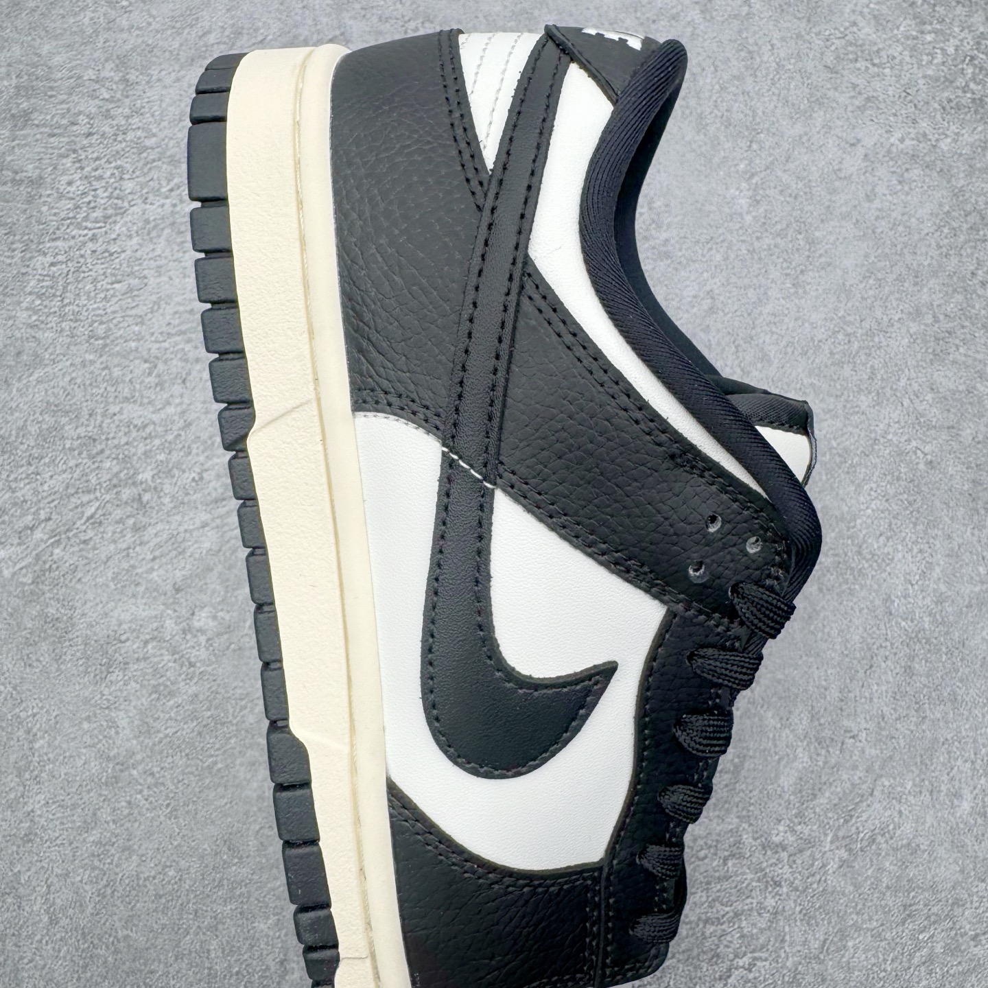 图片[6]-＃YC纯原 NK Dunk Low 樱桃熊猫 HQ7487-100 实力大厂出品 新配色陆续开发 利润个位数只为口碑 全套原纸板楦头开发 确保原汁原味 完美呈现DUNK版型 一比一鞋头弧度高度鞋身弧度 此版本只针对中端市场 皮料材质有所更替 其他数据细节工艺流程均保持一致 绝不口嗨 细节品控鞋型随意对比 独家私模官方第六代原厂航空铝磨具打磨大底 鞋头坡度极致还原 无解鞋型 原盒原配 圈内天花板工艺 原厂玻璃冲刀 超高清洁度 全鞋零毛边皮料切割 原厂中底布点胶 中底布拉帮走线遵循公司 尺码：36 36.5 37.5 38 38.5 39 40 40.5 41 42 42.5 43 44 44.5 45 46-选品中心