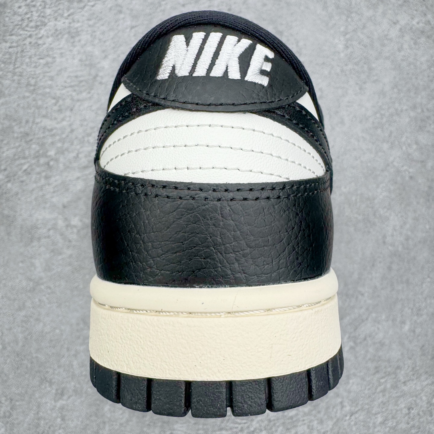 图片[8]-＃YC纯原 NK Dunk Low 樱桃熊猫 HQ7487-100 实力大厂出品 新配色陆续开发 利润个位数只为口碑 全套原纸板楦头开发 确保原汁原味 完美呈现DUNK版型 一比一鞋头弧度高度鞋身弧度 此版本只针对中端市场 皮料材质有所更替 其他数据细节工艺流程均保持一致 绝不口嗨 细节品控鞋型随意对比 独家私模官方第六代原厂航空铝磨具打磨大底 鞋头坡度极致还原 无解鞋型 原盒原配 圈内天花板工艺 原厂玻璃冲刀 超高清洁度 全鞋零毛边皮料切割 原厂中底布点胶 中底布拉帮走线遵循公司 尺码：36 36.5 37.5 38 38.5 39 40 40.5 41 42 42.5 43 44 44.5 45 46-选品中心