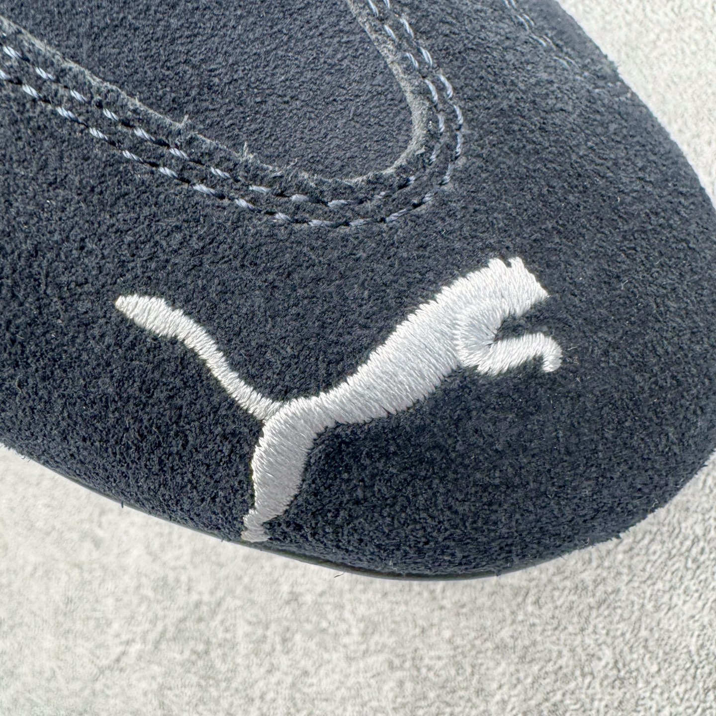 图片[17]-＃KZ纯原 PUMA Speedca OG 彪马极速赛车系列低帮德训风拼接复古百搭休闲运动赛车鞋 口碑大厂出品 品控大底版型不断改良更新 全套原纸板楦头开发 确保原汁原味 完美呈现版型 一比一鞋头弧度高度鞋身弧度 独家私模原厂航空铝磨具打磨大底 鞋头坡度极致还原 无解鞋型 原盒原配 圈内天花板工艺 原厂玻璃冲刀 超高清洁度 全鞋零毛边皮料切割 原厂中底布 鞋款从80、90年代赛车手所穿的防火赛车鞋为原型，鞋身线条模仿了赛车的流线廓形，体现了空气动力学原理的结构。简约流畅的外观，恰好又和贯穿其中的Formstrip Logo融合恰到好处，视觉上细节丰富且协调。本次Speedcat OG鞋款归来，最大看点自然式保留了窄版鞋型以及薄底构造。这两年各品牌鞋底越做越厚，Speedcat反其道而行之，上脚几乎无鞋底的效果带来耳目一新的视觉体验。鞋面依旧是以质感细腻的麂皮材质打造，并且大面积近乎全包裹的使用，复古味道也愈发浓烈。配色上更是将最原始的黑色和红色带回，向F1赛车队的标志性队服致敬。相信让各位一眼种草的更多是出挑的大红色，上脚即可瞬间点亮整体造型，在以球鞋为核心的OOTD中脱颖而出。而另一款黑色则是低调的万金油，彰显新潮个性的同时又不喧宾夺主，也是热爱简约系穿搭朋友的首选。 尺码：35.5 36 37 37.5 38 38.5 39 40 40.5 41 42 42.5 43 44 44.5 45 46-选品中心