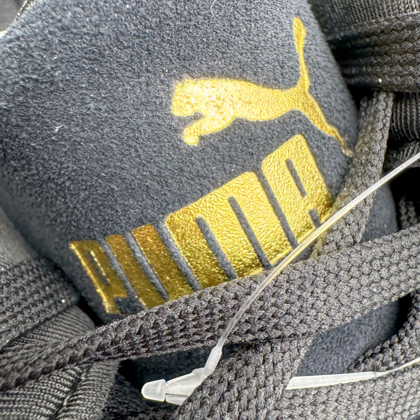 图片[15]-＃KZ纯原 PUMA Speedca OG 彪马极速赛车系列低帮德训风拼接复古百搭休闲运动赛车鞋 口碑大厂出品 品控大底版型不断改良更新 全套原纸板楦头开发 确保原汁原味 完美呈现版型 一比一鞋头弧度高度鞋身弧度 独家私模原厂航空铝磨具打磨大底 鞋头坡度极致还原 无解鞋型 原盒原配 圈内天花板工艺 原厂玻璃冲刀 超高清洁度 全鞋零毛边皮料切割 原厂中底布 鞋款从80、90年代赛车手所穿的防火赛车鞋为原型，鞋身线条模仿了赛车的流线廓形，体现了空气动力学原理的结构。简约流畅的外观，恰好又和贯穿其中的Formstrip Logo融合恰到好处，视觉上细节丰富且协调。本次Speedcat OG鞋款归来，最大看点自然式保留了窄版鞋型以及薄底构造。这两年各品牌鞋底越做越厚，Speedcat反其道而行之，上脚几乎无鞋底的效果带来耳目一新的视觉体验。鞋面依旧是以质感细腻的麂皮材质打造，并且大面积近乎全包裹的使用，复古味道也愈发浓烈。配色上更是将最原始的黑色和红色带回，向F1赛车队的标志性队服致敬。相信让各位一眼种草的更多是出挑的大红色，上脚即可瞬间点亮整体造型，在以球鞋为核心的OOTD中脱颖而出。而另一款黑色则是低调的万金油，彰显新潮个性的同时又不喧宾夺主，也是热爱简约系穿搭朋友的首选。 尺码：35.5 36 37 37.5 38 38.5 39 40 40.5 41 42 42.5 43 44 44.5 45 46-选品中心