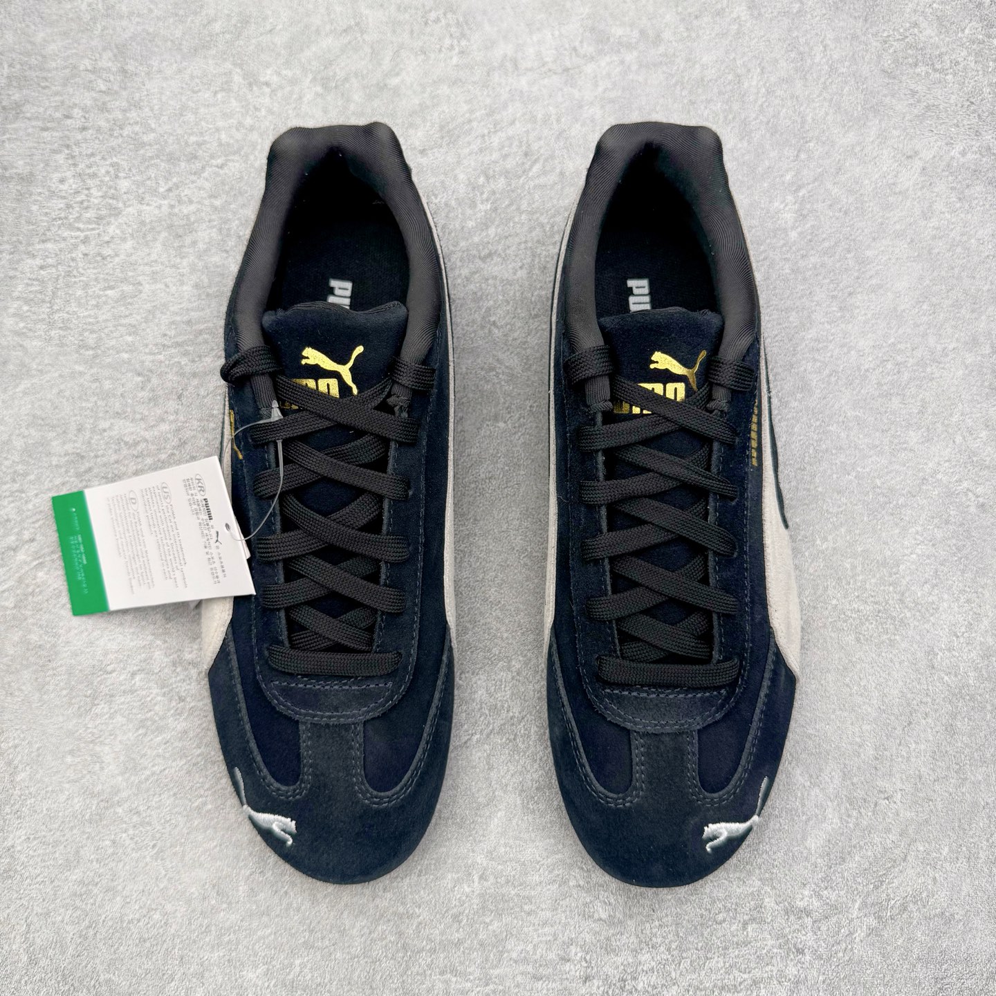 图片[2]-＃KZ纯原 PUMA Speedca OG 彪马极速赛车系列低帮德训风拼接复古百搭休闲运动赛车鞋 口碑大厂出品 品控大底版型不断改良更新 全套原纸板楦头开发 确保原汁原味 完美呈现版型 一比一鞋头弧度高度鞋身弧度 独家私模原厂航空铝磨具打磨大底 鞋头坡度极致还原 无解鞋型 原盒原配 圈内天花板工艺 原厂玻璃冲刀 超高清洁度 全鞋零毛边皮料切割 原厂中底布 鞋款从80、90年代赛车手所穿的防火赛车鞋为原型，鞋身线条模仿了赛车的流线廓形，体现了空气动力学原理的结构。简约流畅的外观，恰好又和贯穿其中的Formstrip Logo融合恰到好处，视觉上细节丰富且协调。本次Speedcat OG鞋款归来，最大看点自然式保留了窄版鞋型以及薄底构造。这两年各品牌鞋底越做越厚，Speedcat反其道而行之，上脚几乎无鞋底的效果带来耳目一新的视觉体验。鞋面依旧是以质感细腻的麂皮材质打造，并且大面积近乎全包裹的使用，复古味道也愈发浓烈。配色上更是将最原始的黑色和红色带回，向F1赛车队的标志性队服致敬。相信让各位一眼种草的更多是出挑的大红色，上脚即可瞬间点亮整体造型，在以球鞋为核心的OOTD中脱颖而出。而另一款黑色则是低调的万金油，彰显新潮个性的同时又不喧宾夺主，也是热爱简约系穿搭朋友的首选。 尺码：35.5 36 37 37.5 38 38.5 39 40 40.5 41 42 42.5 43 44 44.5 45 46-选品中心