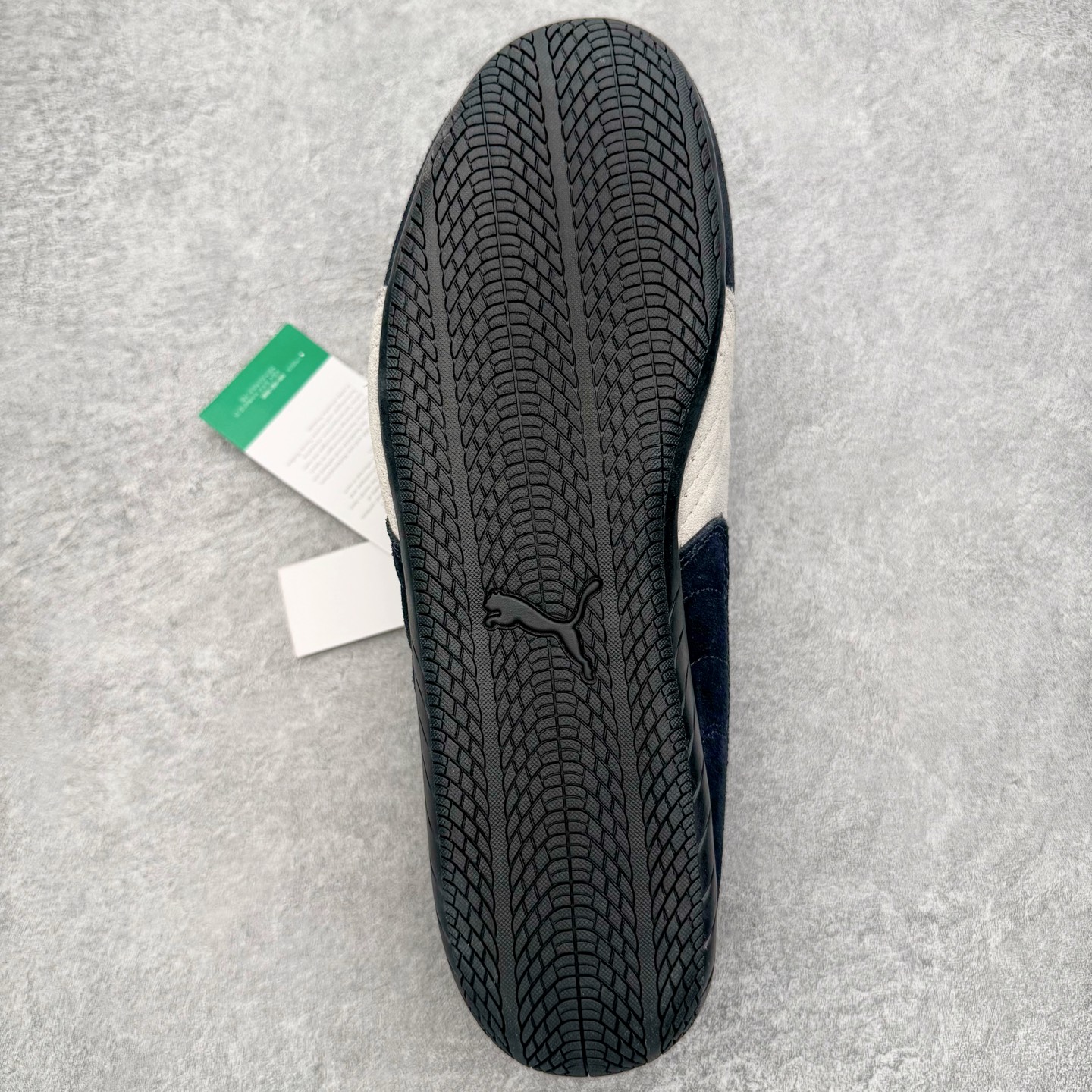 图片[9]-＃KZ纯原 PUMA Speedca OG 彪马极速赛车系列低帮德训风拼接复古百搭休闲运动赛车鞋 口碑大厂出品 品控大底版型不断改良更新 全套原纸板楦头开发 确保原汁原味 完美呈现版型 一比一鞋头弧度高度鞋身弧度 独家私模原厂航空铝磨具打磨大底 鞋头坡度极致还原 无解鞋型 原盒原配 圈内天花板工艺 原厂玻璃冲刀 超高清洁度 全鞋零毛边皮料切割 原厂中底布 鞋款从80、90年代赛车手所穿的防火赛车鞋为原型，鞋身线条模仿了赛车的流线廓形，体现了空气动力学原理的结构。简约流畅的外观，恰好又和贯穿其中的Formstrip Logo融合恰到好处，视觉上细节丰富且协调。本次Speedcat OG鞋款归来，最大看点自然式保留了窄版鞋型以及薄底构造。这两年各品牌鞋底越做越厚，Speedcat反其道而行之，上脚几乎无鞋底的效果带来耳目一新的视觉体验。鞋面依旧是以质感细腻的麂皮材质打造，并且大面积近乎全包裹的使用，复古味道也愈发浓烈。配色上更是将最原始的黑色和红色带回，向F1赛车队的标志性队服致敬。相信让各位一眼种草的更多是出挑的大红色，上脚即可瞬间点亮整体造型，在以球鞋为核心的OOTD中脱颖而出。而另一款黑色则是低调的万金油，彰显新潮个性的同时又不喧宾夺主，也是热爱简约系穿搭朋友的首选。 尺码：35.5 36 37 37.5 38 38.5 39 40 40.5 41 42 42.5 43 44 44.5 45 46-选品中心