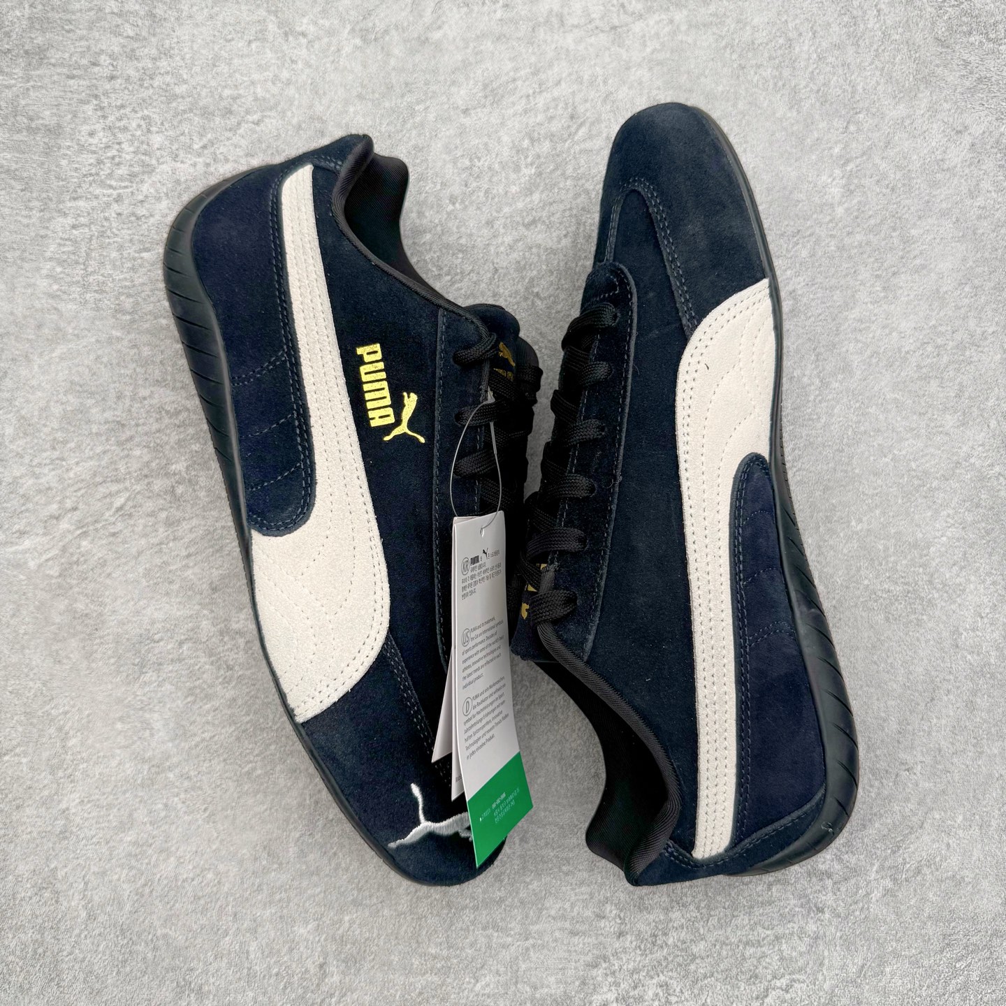 图片[3]-＃KZ纯原 PUMA Speedca OG 彪马极速赛车系列低帮德训风拼接复古百搭休闲运动赛车鞋 口碑大厂出品 品控大底版型不断改良更新 全套原纸板楦头开发 确保原汁原味 完美呈现版型 一比一鞋头弧度高度鞋身弧度 独家私模原厂航空铝磨具打磨大底 鞋头坡度极致还原 无解鞋型 原盒原配 圈内天花板工艺 原厂玻璃冲刀 超高清洁度 全鞋零毛边皮料切割 原厂中底布 鞋款从80、90年代赛车手所穿的防火赛车鞋为原型，鞋身线条模仿了赛车的流线廓形，体现了空气动力学原理的结构。简约流畅的外观，恰好又和贯穿其中的Formstrip Logo融合恰到好处，视觉上细节丰富且协调。本次Speedcat OG鞋款归来，最大看点自然式保留了窄版鞋型以及薄底构造。这两年各品牌鞋底越做越厚，Speedcat反其道而行之，上脚几乎无鞋底的效果带来耳目一新的视觉体验。鞋面依旧是以质感细腻的麂皮材质打造，并且大面积近乎全包裹的使用，复古味道也愈发浓烈。配色上更是将最原始的黑色和红色带回，向F1赛车队的标志性队服致敬。相信让各位一眼种草的更多是出挑的大红色，上脚即可瞬间点亮整体造型，在以球鞋为核心的OOTD中脱颖而出。而另一款黑色则是低调的万金油，彰显新潮个性的同时又不喧宾夺主，也是热爱简约系穿搭朋友的首选。 尺码：35.5 36 37 37.5 38 38.5 39 40 40.5 41 42 42.5 43 44 44.5 45 46-选品中心