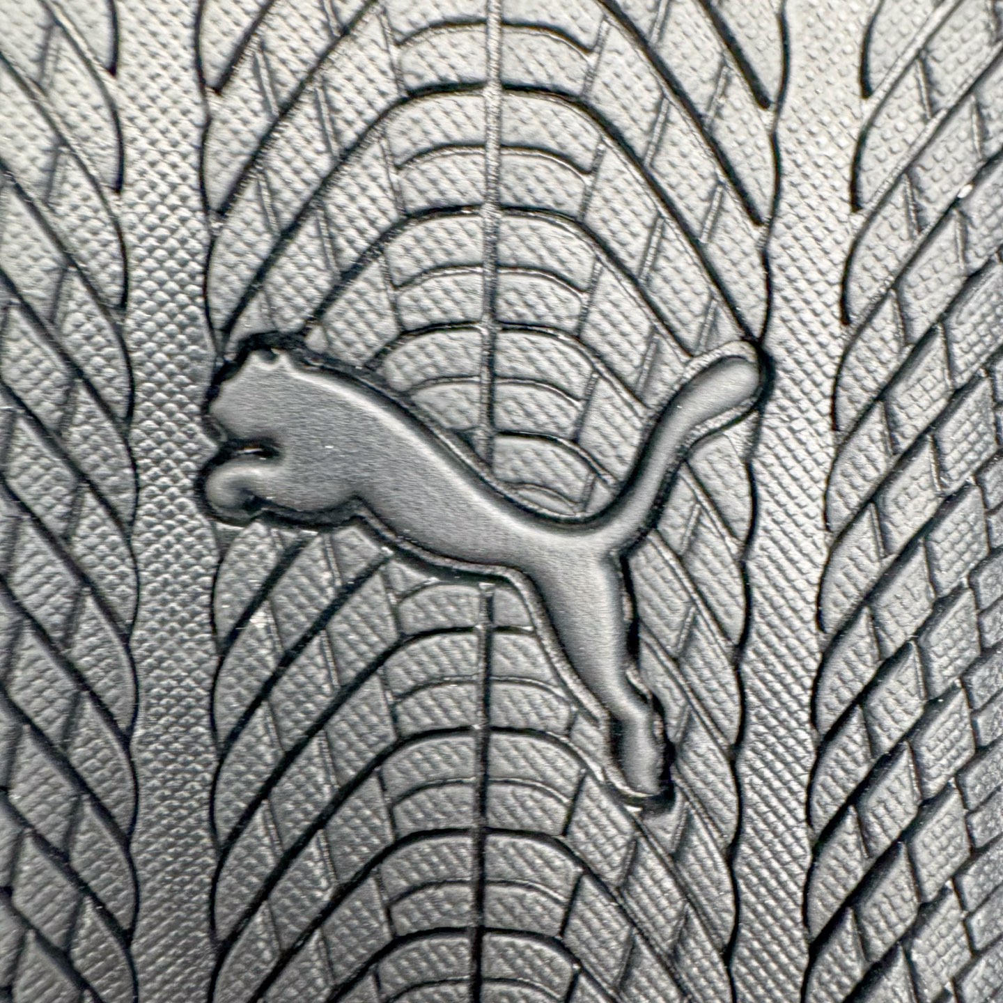 图片[20]-＃KZ纯原 PUMA Speedca OG 彪马极速赛车系列低帮德训风拼接复古百搭休闲运动赛车鞋 口碑大厂出品 品控大底版型不断改良更新 全套原纸板楦头开发 确保原汁原味 完美呈现版型 一比一鞋头弧度高度鞋身弧度 独家私模原厂航空铝磨具打磨大底 鞋头坡度极致还原 无解鞋型 原盒原配 圈内天花板工艺 原厂玻璃冲刀 超高清洁度 全鞋零毛边皮料切割 原厂中底布 鞋款从80、90年代赛车手所穿的防火赛车鞋为原型，鞋身线条模仿了赛车的流线廓形，体现了空气动力学原理的结构。简约流畅的外观，恰好又和贯穿其中的Formstrip Logo融合恰到好处，视觉上细节丰富且协调。本次Speedcat OG鞋款归来，最大看点自然式保留了窄版鞋型以及薄底构造。这两年各品牌鞋底越做越厚，Speedcat反其道而行之，上脚几乎无鞋底的效果带来耳目一新的视觉体验。鞋面依旧是以质感细腻的麂皮材质打造，并且大面积近乎全包裹的使用，复古味道也愈发浓烈。配色上更是将最原始的黑色和红色带回，向F1赛车队的标志性队服致敬。相信让各位一眼种草的更多是出挑的大红色，上脚即可瞬间点亮整体造型，在以球鞋为核心的OOTD中脱颖而出。而另一款黑色则是低调的万金油，彰显新潮个性的同时又不喧宾夺主，也是热爱简约系穿搭朋友的首选。 尺码：35.5 36 37 37.5 38 38.5 39 40 40.5 41 42 42.5 43 44 44.5 45 46-选品中心