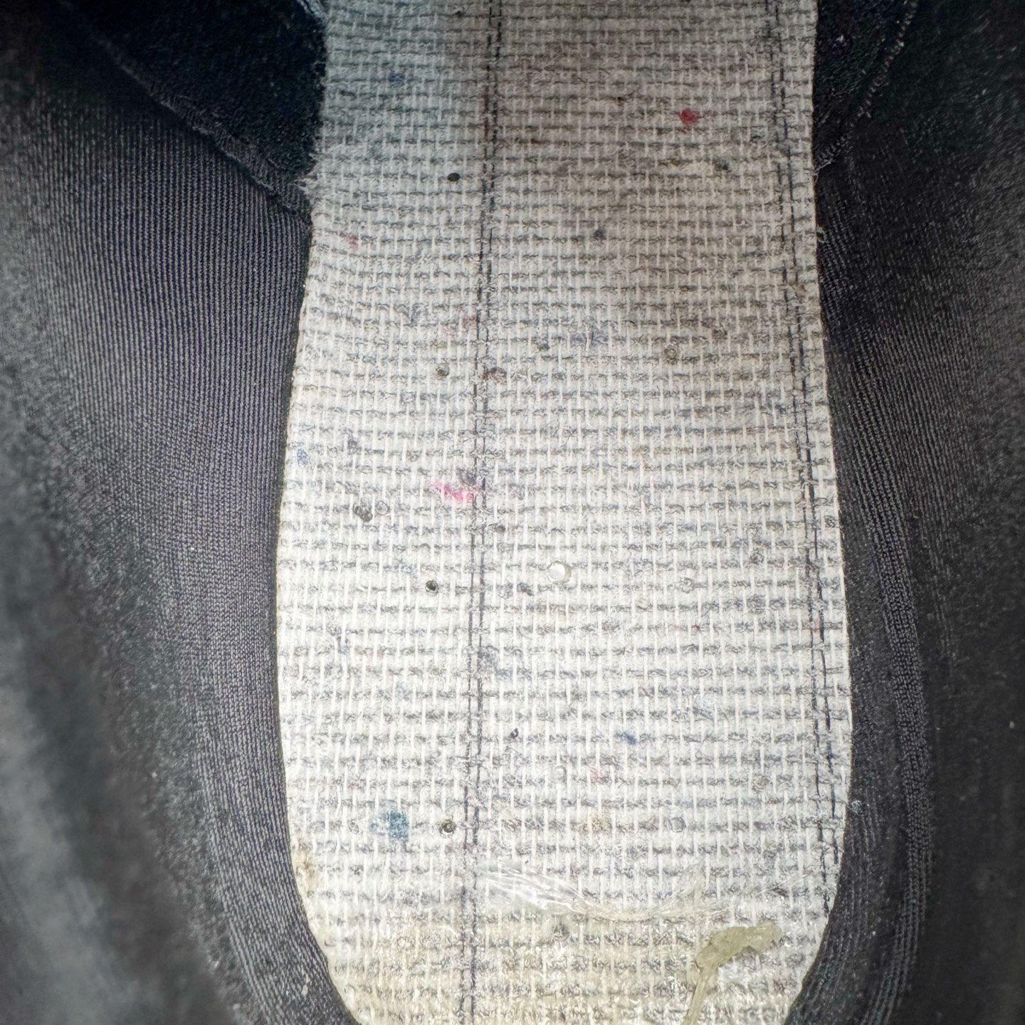 图片[10]-＃KZ纯原 PUMA Speedca OG 彪马极速赛车系列低帮德训风拼接复古百搭休闲运动赛车鞋 口碑大厂出品 品控大底版型不断改良更新 全套原纸板楦头开发 确保原汁原味 完美呈现版型 一比一鞋头弧度高度鞋身弧度 独家私模原厂航空铝磨具打磨大底 鞋头坡度极致还原 无解鞋型 原盒原配 圈内天花板工艺 原厂玻璃冲刀 超高清洁度 全鞋零毛边皮料切割 原厂中底布 鞋款从80、90年代赛车手所穿的防火赛车鞋为原型，鞋身线条模仿了赛车的流线廓形，体现了空气动力学原理的结构。简约流畅的外观，恰好又和贯穿其中的Formstrip Logo融合恰到好处，视觉上细节丰富且协调。本次Speedcat OG鞋款归来，最大看点自然式保留了窄版鞋型以及薄底构造。这两年各品牌鞋底越做越厚，Speedcat反其道而行之，上脚几乎无鞋底的效果带来耳目一新的视觉体验。鞋面依旧是以质感细腻的麂皮材质打造，并且大面积近乎全包裹的使用，复古味道也愈发浓烈。配色上更是将最原始的黑色和红色带回，向F1赛车队的标志性队服致敬。相信让各位一眼种草的更多是出挑的大红色，上脚即可瞬间点亮整体造型，在以球鞋为核心的OOTD中脱颖而出。而另一款黑色则是低调的万金油，彰显新潮个性的同时又不喧宾夺主，也是热爱简约系穿搭朋友的首选。 尺码：35.5 36 37 37.5 38 38.5 39 40 40.5 41 42 42.5 43 44 44.5 45 46-选品中心