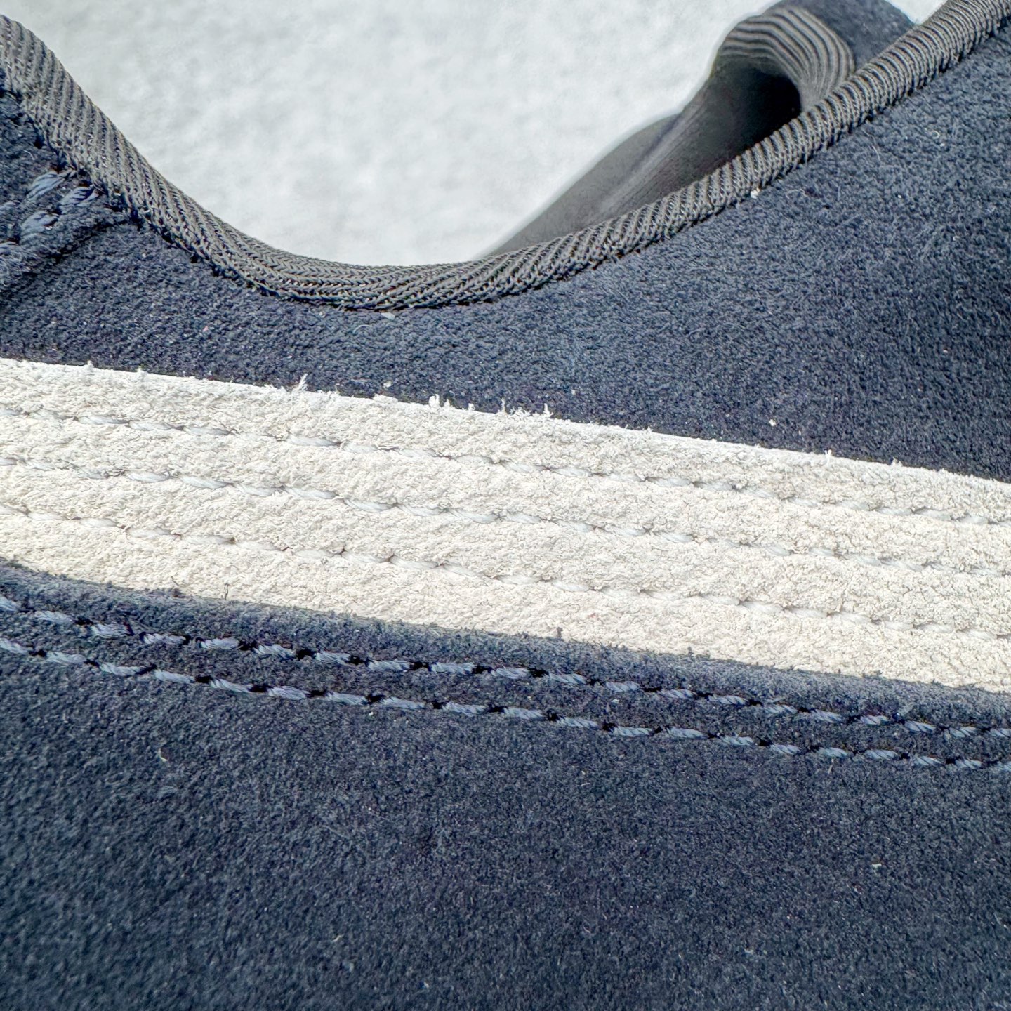 图片[13]-＃KZ纯原 PUMA Speedca OG 彪马极速赛车系列低帮德训风拼接复古百搭休闲运动赛车鞋 口碑大厂出品 品控大底版型不断改良更新 全套原纸板楦头开发 确保原汁原味 完美呈现版型 一比一鞋头弧度高度鞋身弧度 独家私模原厂航空铝磨具打磨大底 鞋头坡度极致还原 无解鞋型 原盒原配 圈内天花板工艺 原厂玻璃冲刀 超高清洁度 全鞋零毛边皮料切割 原厂中底布 鞋款从80、90年代赛车手所穿的防火赛车鞋为原型，鞋身线条模仿了赛车的流线廓形，体现了空气动力学原理的结构。简约流畅的外观，恰好又和贯穿其中的Formstrip Logo融合恰到好处，视觉上细节丰富且协调。本次Speedcat OG鞋款归来，最大看点自然式保留了窄版鞋型以及薄底构造。这两年各品牌鞋底越做越厚，Speedcat反其道而行之，上脚几乎无鞋底的效果带来耳目一新的视觉体验。鞋面依旧是以质感细腻的麂皮材质打造，并且大面积近乎全包裹的使用，复古味道也愈发浓烈。配色上更是将最原始的黑色和红色带回，向F1赛车队的标志性队服致敬。相信让各位一眼种草的更多是出挑的大红色，上脚即可瞬间点亮整体造型，在以球鞋为核心的OOTD中脱颖而出。而另一款黑色则是低调的万金油，彰显新潮个性的同时又不喧宾夺主，也是热爱简约系穿搭朋友的首选。 尺码：35.5 36 37 37.5 38 38.5 39 40 40.5 41 42 42.5 43 44 44.5 45 46-选品中心