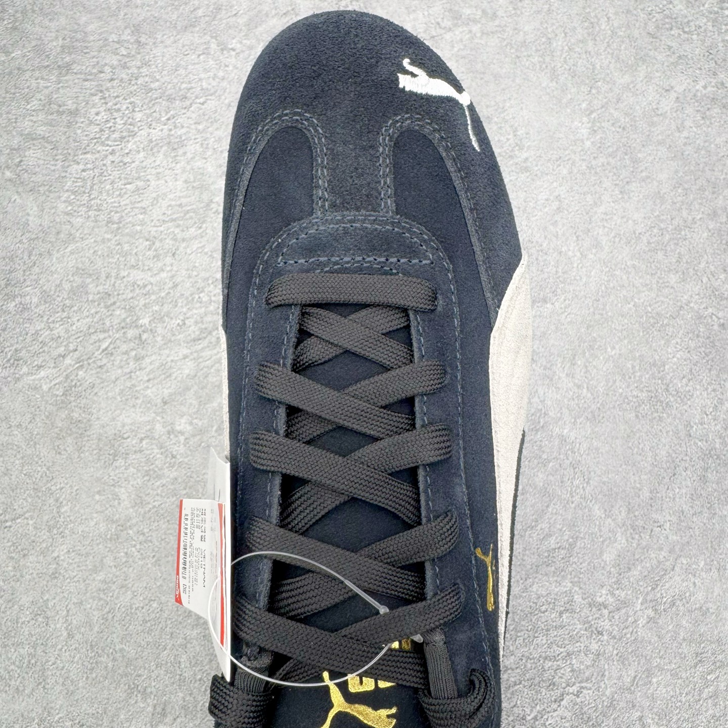 图片[4]-＃KZ纯原 PUMA Speedca OG 彪马极速赛车系列低帮德训风拼接复古百搭休闲运动赛车鞋 口碑大厂出品 品控大底版型不断改良更新 全套原纸板楦头开发 确保原汁原味 完美呈现版型 一比一鞋头弧度高度鞋身弧度 独家私模原厂航空铝磨具打磨大底 鞋头坡度极致还原 无解鞋型 原盒原配 圈内天花板工艺 原厂玻璃冲刀 超高清洁度 全鞋零毛边皮料切割 原厂中底布 鞋款从80、90年代赛车手所穿的防火赛车鞋为原型，鞋身线条模仿了赛车的流线廓形，体现了空气动力学原理的结构。简约流畅的外观，恰好又和贯穿其中的Formstrip Logo融合恰到好处，视觉上细节丰富且协调。本次Speedcat OG鞋款归来，最大看点自然式保留了窄版鞋型以及薄底构造。这两年各品牌鞋底越做越厚，Speedcat反其道而行之，上脚几乎无鞋底的效果带来耳目一新的视觉体验。鞋面依旧是以质感细腻的麂皮材质打造，并且大面积近乎全包裹的使用，复古味道也愈发浓烈。配色上更是将最原始的黑色和红色带回，向F1赛车队的标志性队服致敬。相信让各位一眼种草的更多是出挑的大红色，上脚即可瞬间点亮整体造型，在以球鞋为核心的OOTD中脱颖而出。而另一款黑色则是低调的万金油，彰显新潮个性的同时又不喧宾夺主，也是热爱简约系穿搭朋友的首选。 尺码：35.5 36 37 37.5 38 38.5 39 40 40.5 41 42 42.5 43 44 44.5 45 46-选品中心