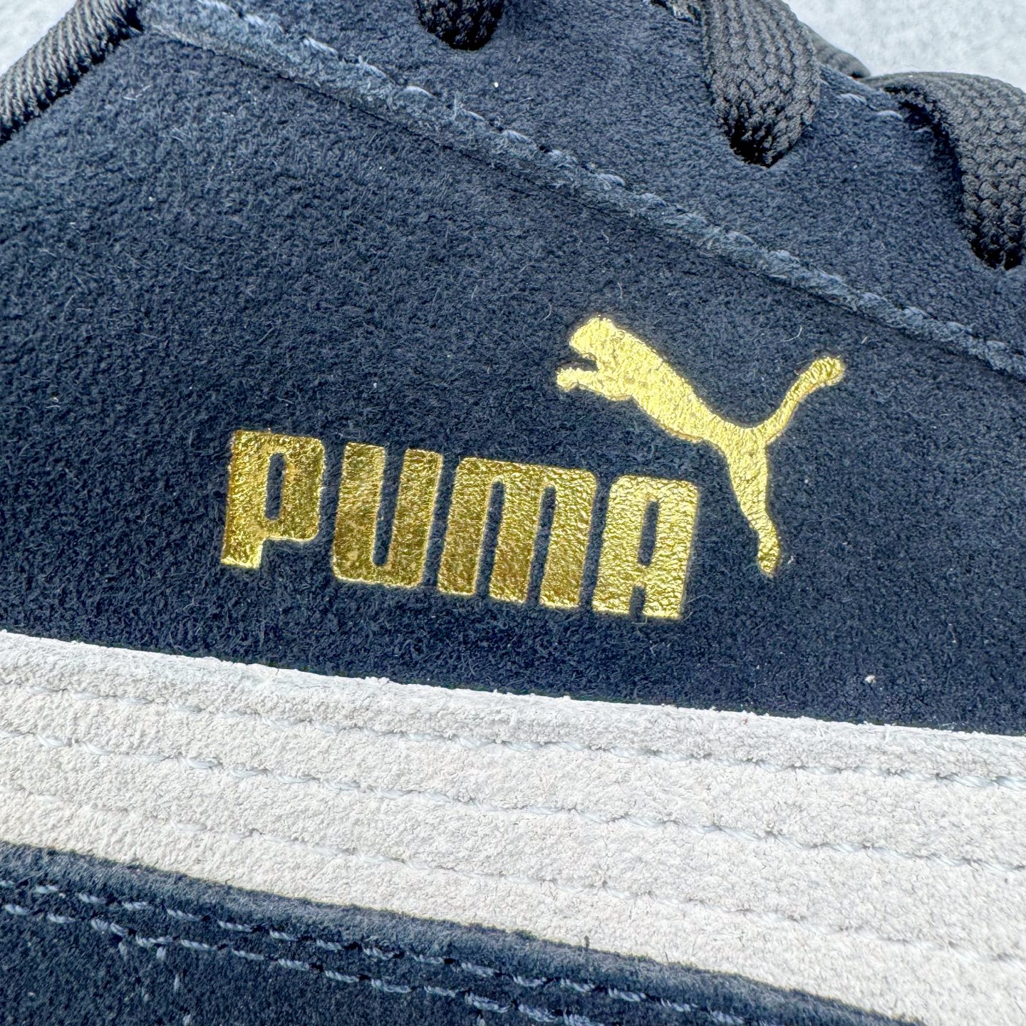 图片[18]-＃KZ纯原 PUMA Speedca OG 彪马极速赛车系列低帮德训风拼接复古百搭休闲运动赛车鞋 口碑大厂出品 品控大底版型不断改良更新 全套原纸板楦头开发 确保原汁原味 完美呈现版型 一比一鞋头弧度高度鞋身弧度 独家私模原厂航空铝磨具打磨大底 鞋头坡度极致还原 无解鞋型 原盒原配 圈内天花板工艺 原厂玻璃冲刀 超高清洁度 全鞋零毛边皮料切割 原厂中底布 鞋款从80、90年代赛车手所穿的防火赛车鞋为原型，鞋身线条模仿了赛车的流线廓形，体现了空气动力学原理的结构。简约流畅的外观，恰好又和贯穿其中的Formstrip Logo融合恰到好处，视觉上细节丰富且协调。本次Speedcat OG鞋款归来，最大看点自然式保留了窄版鞋型以及薄底构造。这两年各品牌鞋底越做越厚，Speedcat反其道而行之，上脚几乎无鞋底的效果带来耳目一新的视觉体验。鞋面依旧是以质感细腻的麂皮材质打造，并且大面积近乎全包裹的使用，复古味道也愈发浓烈。配色上更是将最原始的黑色和红色带回，向F1赛车队的标志性队服致敬。相信让各位一眼种草的更多是出挑的大红色，上脚即可瞬间点亮整体造型，在以球鞋为核心的OOTD中脱颖而出。而另一款黑色则是低调的万金油，彰显新潮个性的同时又不喧宾夺主，也是热爱简约系穿搭朋友的首选。 尺码：35.5 36 37 37.5 38 38.5 39 40 40.5 41 42 42.5 43 44 44.5 45 46-选品中心
