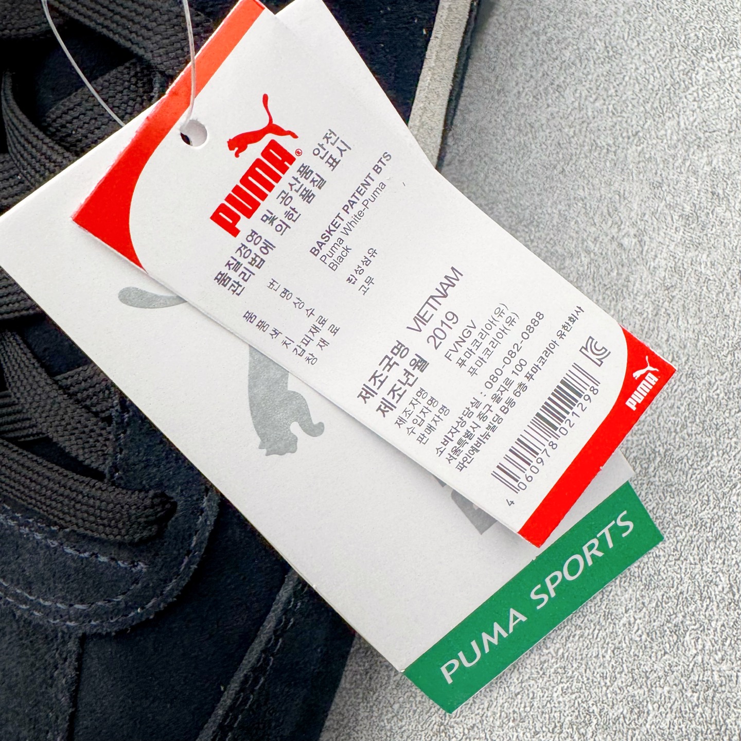 图片[14]-＃KZ纯原 PUMA Speedca OG 彪马极速赛车系列低帮德训风拼接复古百搭休闲运动赛车鞋 口碑大厂出品 品控大底版型不断改良更新 全套原纸板楦头开发 确保原汁原味 完美呈现版型 一比一鞋头弧度高度鞋身弧度 独家私模原厂航空铝磨具打磨大底 鞋头坡度极致还原 无解鞋型 原盒原配 圈内天花板工艺 原厂玻璃冲刀 超高清洁度 全鞋零毛边皮料切割 原厂中底布 鞋款从80、90年代赛车手所穿的防火赛车鞋为原型，鞋身线条模仿了赛车的流线廓形，体现了空气动力学原理的结构。简约流畅的外观，恰好又和贯穿其中的Formstrip Logo融合恰到好处，视觉上细节丰富且协调。本次Speedcat OG鞋款归来，最大看点自然式保留了窄版鞋型以及薄底构造。这两年各品牌鞋底越做越厚，Speedcat反其道而行之，上脚几乎无鞋底的效果带来耳目一新的视觉体验。鞋面依旧是以质感细腻的麂皮材质打造，并且大面积近乎全包裹的使用，复古味道也愈发浓烈。配色上更是将最原始的黑色和红色带回，向F1赛车队的标志性队服致敬。相信让各位一眼种草的更多是出挑的大红色，上脚即可瞬间点亮整体造型，在以球鞋为核心的OOTD中脱颖而出。而另一款黑色则是低调的万金油，彰显新潮个性的同时又不喧宾夺主，也是热爱简约系穿搭朋友的首选。 尺码：35.5 36 37 37.5 38 38.5 39 40 40.5 41 42 42.5 43 44 44.5 45 46-选品中心