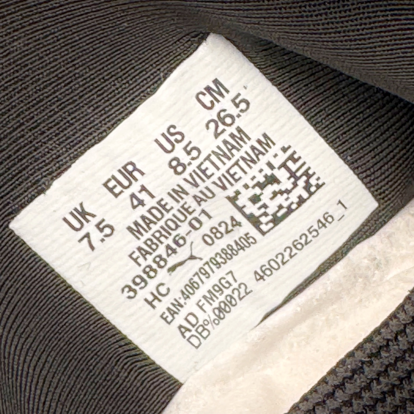 图片[11]-＃KZ纯原 PUMA Speedca OG 彪马极速赛车系列低帮德训风拼接复古百搭休闲运动赛车鞋 口碑大厂出品 品控大底版型不断改良更新 全套原纸板楦头开发 确保原汁原味 完美呈现版型 一比一鞋头弧度高度鞋身弧度 独家私模原厂航空铝磨具打磨大底 鞋头坡度极致还原 无解鞋型 原盒原配 圈内天花板工艺 原厂玻璃冲刀 超高清洁度 全鞋零毛边皮料切割 原厂中底布 鞋款从80、90年代赛车手所穿的防火赛车鞋为原型，鞋身线条模仿了赛车的流线廓形，体现了空气动力学原理的结构。简约流畅的外观，恰好又和贯穿其中的Formstrip Logo融合恰到好处，视觉上细节丰富且协调。本次Speedcat OG鞋款归来，最大看点自然式保留了窄版鞋型以及薄底构造。这两年各品牌鞋底越做越厚，Speedcat反其道而行之，上脚几乎无鞋底的效果带来耳目一新的视觉体验。鞋面依旧是以质感细腻的麂皮材质打造，并且大面积近乎全包裹的使用，复古味道也愈发浓烈。配色上更是将最原始的黑色和红色带回，向F1赛车队的标志性队服致敬。相信让各位一眼种草的更多是出挑的大红色，上脚即可瞬间点亮整体造型，在以球鞋为核心的OOTD中脱颖而出。而另一款黑色则是低调的万金油，彰显新潮个性的同时又不喧宾夺主，也是热爱简约系穿搭朋友的首选。 尺码：35.5 36 37 37.5 38 38.5 39 40 40.5 41 42 42.5 43 44 44.5 45 46-选品中心