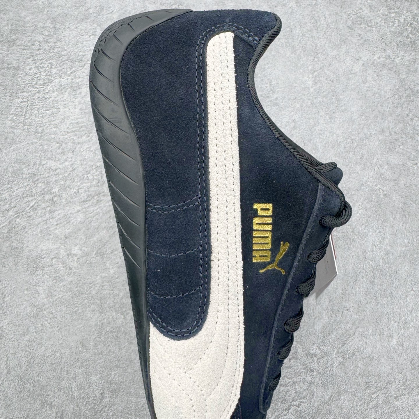 图片[6]-＃KZ纯原 PUMA Speedca OG 彪马极速赛车系列低帮德训风拼接复古百搭休闲运动赛车鞋 口碑大厂出品 品控大底版型不断改良更新 全套原纸板楦头开发 确保原汁原味 完美呈现版型 一比一鞋头弧度高度鞋身弧度 独家私模原厂航空铝磨具打磨大底 鞋头坡度极致还原 无解鞋型 原盒原配 圈内天花板工艺 原厂玻璃冲刀 超高清洁度 全鞋零毛边皮料切割 原厂中底布 鞋款从80、90年代赛车手所穿的防火赛车鞋为原型，鞋身线条模仿了赛车的流线廓形，体现了空气动力学原理的结构。简约流畅的外观，恰好又和贯穿其中的Formstrip Logo融合恰到好处，视觉上细节丰富且协调。本次Speedcat OG鞋款归来，最大看点自然式保留了窄版鞋型以及薄底构造。这两年各品牌鞋底越做越厚，Speedcat反其道而行之，上脚几乎无鞋底的效果带来耳目一新的视觉体验。鞋面依旧是以质感细腻的麂皮材质打造，并且大面积近乎全包裹的使用，复古味道也愈发浓烈。配色上更是将最原始的黑色和红色带回，向F1赛车队的标志性队服致敬。相信让各位一眼种草的更多是出挑的大红色，上脚即可瞬间点亮整体造型，在以球鞋为核心的OOTD中脱颖而出。而另一款黑色则是低调的万金油，彰显新潮个性的同时又不喧宾夺主，也是热爱简约系穿搭朋友的首选。 尺码：35.5 36 37 37.5 38 38.5 39 40 40.5 41 42 42.5 43 44 44.5 45 46-选品中心