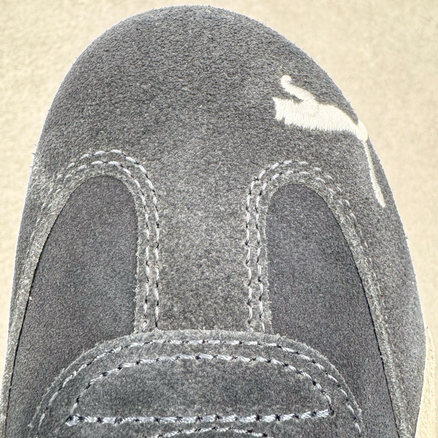 图片[16]-＃KZ纯原 PUMA Speedca OG 彪马极速赛车系列低帮德训风拼接复古百搭休闲运动赛车鞋 口碑大厂出品 品控大底版型不断改良更新 全套原纸板楦头开发 确保原汁原味 完美呈现版型 一比一鞋头弧度高度鞋身弧度 独家私模原厂航空铝磨具打磨大底 鞋头坡度极致还原 无解鞋型 原盒原配 圈内天花板工艺 原厂玻璃冲刀 超高清洁度 全鞋零毛边皮料切割 原厂中底布 鞋款从80、90年代赛车手所穿的防火赛车鞋为原型，鞋身线条模仿了赛车的流线廓形，体现了空气动力学原理的结构。简约流畅的外观，恰好又和贯穿其中的Formstrip Logo融合恰到好处，视觉上细节丰富且协调。本次Speedcat OG鞋款归来，最大看点自然式保留了窄版鞋型以及薄底构造。这两年各品牌鞋底越做越厚，Speedcat反其道而行之，上脚几乎无鞋底的效果带来耳目一新的视觉体验。鞋面依旧是以质感细腻的麂皮材质打造，并且大面积近乎全包裹的使用，复古味道也愈发浓烈。配色上更是将最原始的黑色和红色带回，向F1赛车队的标志性队服致敬。相信让各位一眼种草的更多是出挑的大红色，上脚即可瞬间点亮整体造型，在以球鞋为核心的OOTD中脱颖而出。而另一款黑色则是低调的万金油，彰显新潮个性的同时又不喧宾夺主，也是热爱简约系穿搭朋友的首选。 尺码：35.5 36 37 37.5 38 38.5 39 40 40.5 41 42 42.5 43 44 44.5 45 46-选品中心