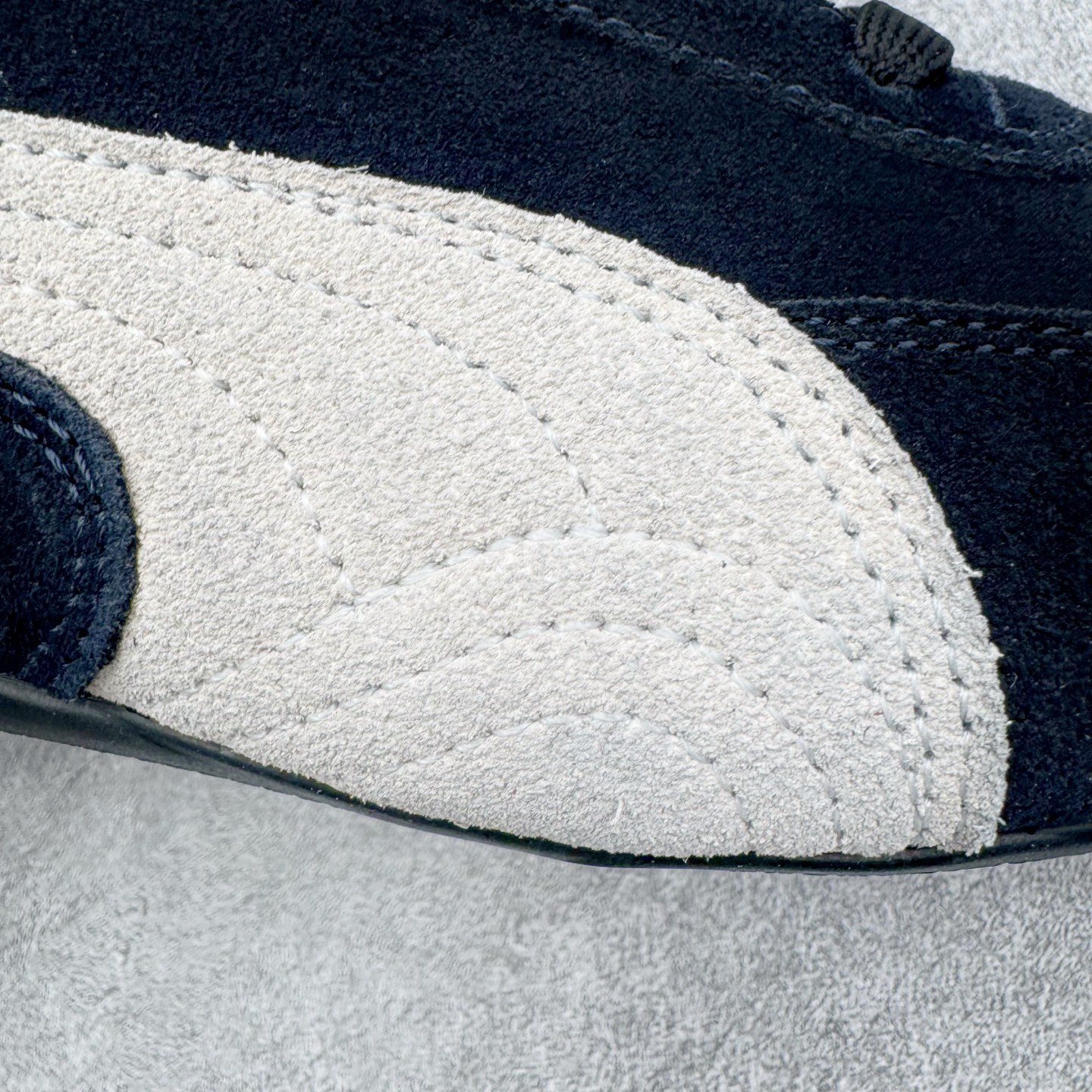 图片[19]-＃KZ纯原 PUMA Speedca OG 彪马极速赛车系列低帮德训风拼接复古百搭休闲运动赛车鞋 口碑大厂出品 品控大底版型不断改良更新 全套原纸板楦头开发 确保原汁原味 完美呈现版型 一比一鞋头弧度高度鞋身弧度 独家私模原厂航空铝磨具打磨大底 鞋头坡度极致还原 无解鞋型 原盒原配 圈内天花板工艺 原厂玻璃冲刀 超高清洁度 全鞋零毛边皮料切割 原厂中底布 鞋款从80、90年代赛车手所穿的防火赛车鞋为原型，鞋身线条模仿了赛车的流线廓形，体现了空气动力学原理的结构。简约流畅的外观，恰好又和贯穿其中的Formstrip Logo融合恰到好处，视觉上细节丰富且协调。本次Speedcat OG鞋款归来，最大看点自然式保留了窄版鞋型以及薄底构造。这两年各品牌鞋底越做越厚，Speedcat反其道而行之，上脚几乎无鞋底的效果带来耳目一新的视觉体验。鞋面依旧是以质感细腻的麂皮材质打造，并且大面积近乎全包裹的使用，复古味道也愈发浓烈。配色上更是将最原始的黑色和红色带回，向F1赛车队的标志性队服致敬。相信让各位一眼种草的更多是出挑的大红色，上脚即可瞬间点亮整体造型，在以球鞋为核心的OOTD中脱颖而出。而另一款黑色则是低调的万金油，彰显新潮个性的同时又不喧宾夺主，也是热爱简约系穿搭朋友的首选。 尺码：35.5 36 37 37.5 38 38.5 39 40 40.5 41 42 42.5 43 44 44.5 45 46-选品中心