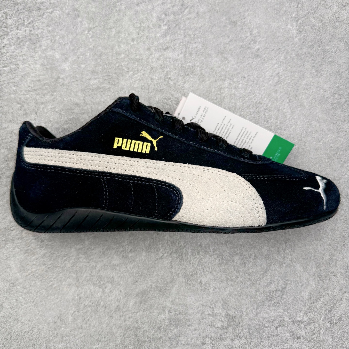 ＃KZ纯原 PUMA Speedca OG 彪马极速赛车系列低帮德训风拼接复古百搭休闲运动赛车鞋 口碑大厂出品 品控大底版型不断改良更新 全套原纸板楦头开发 确保原汁原味 完美呈现版型 一比一鞋头弧度高度鞋身弧度 独家私模原厂航空铝磨具打磨大底 鞋头坡度极致还原 无解鞋型 原盒原配 圈内天花板工艺 原厂玻璃冲刀 超高清洁度 全鞋零毛边皮料切割 原厂中底布 鞋款从80、90年代赛车手所穿的防火赛车鞋为原型，鞋身线条模仿了赛车的流线廓形，体现了空气动力学原理的结构。简约流畅的外观，恰好又和贯穿其中的Formstrip Logo融合恰到好处，视觉上细节丰富且协调。本次Speedcat OG鞋款归来，最大看点自然式保留了窄版鞋型以及薄底构造。这两年各品牌鞋底越做越厚，Speedcat反其道而行之，上脚几乎无鞋底的效果带来耳目一新的视觉体验。鞋面依旧是以质感细腻的麂皮材质打造，并且大面积近乎全包裹的使用，复古味道也愈发浓烈。配色上更是将最原始的黑色和红色带回，向F1赛车队的标志性队服致敬。相信让各位一眼种草的更多是出挑的大红色，上脚即可瞬间点亮整体造型，在以球鞋为核心的OOTD中脱颖而出。而另一款黑色则是低调的万金油，彰显新潮个性的同时又不喧宾夺主，也是热爱简约系穿搭朋友的首选。 尺码：35.5 36 37 37.5 38 38.5 39 40 40.5 41 42 42.5 43 44 44.5 45 46-选品中心