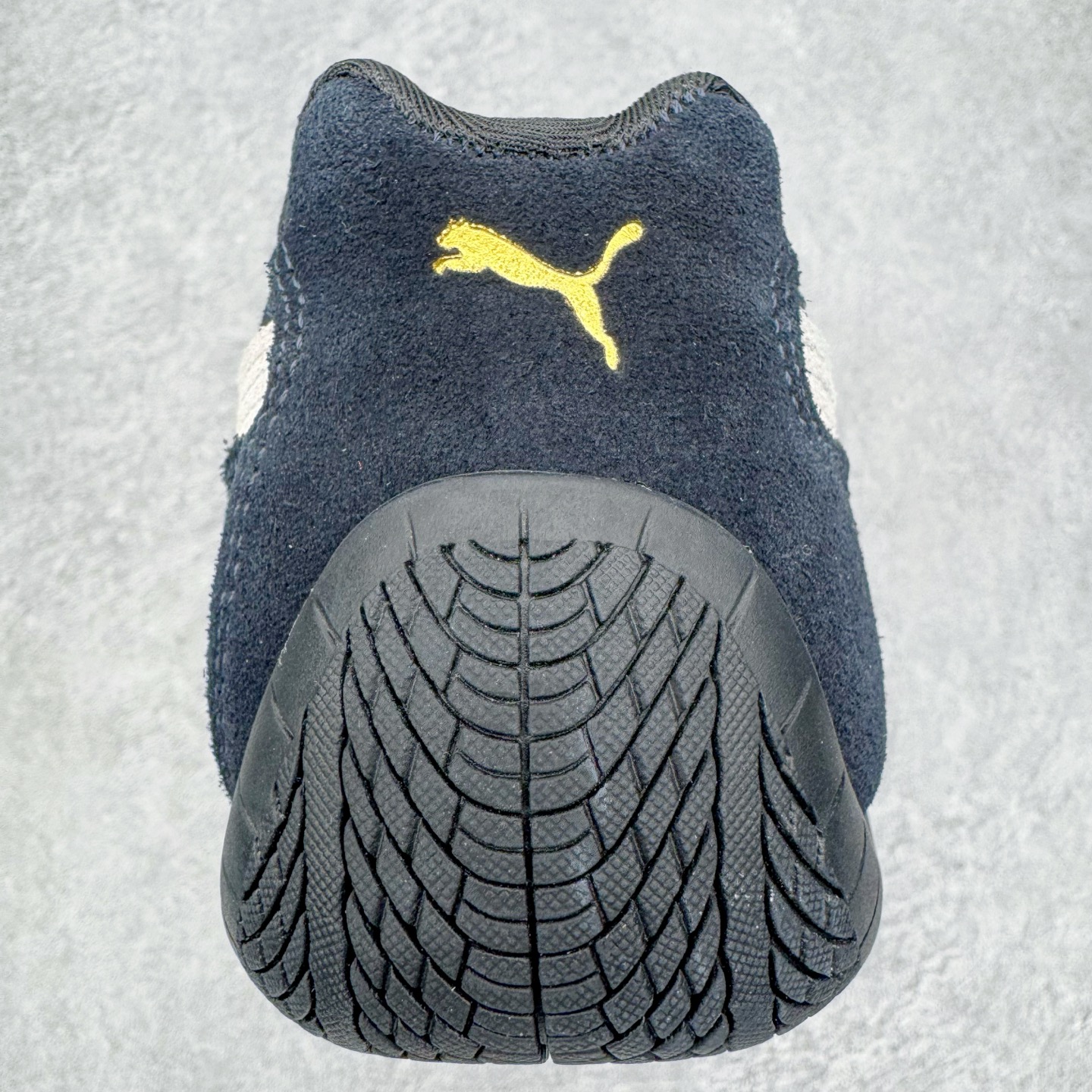 图片[8]-＃KZ纯原 PUMA Speedca OG 彪马极速赛车系列低帮德训风拼接复古百搭休闲运动赛车鞋 口碑大厂出品 品控大底版型不断改良更新 全套原纸板楦头开发 确保原汁原味 完美呈现版型 一比一鞋头弧度高度鞋身弧度 独家私模原厂航空铝磨具打磨大底 鞋头坡度极致还原 无解鞋型 原盒原配 圈内天花板工艺 原厂玻璃冲刀 超高清洁度 全鞋零毛边皮料切割 原厂中底布 鞋款从80、90年代赛车手所穿的防火赛车鞋为原型，鞋身线条模仿了赛车的流线廓形，体现了空气动力学原理的结构。简约流畅的外观，恰好又和贯穿其中的Formstrip Logo融合恰到好处，视觉上细节丰富且协调。本次Speedcat OG鞋款归来，最大看点自然式保留了窄版鞋型以及薄底构造。这两年各品牌鞋底越做越厚，Speedcat反其道而行之，上脚几乎无鞋底的效果带来耳目一新的视觉体验。鞋面依旧是以质感细腻的麂皮材质打造，并且大面积近乎全包裹的使用，复古味道也愈发浓烈。配色上更是将最原始的黑色和红色带回，向F1赛车队的标志性队服致敬。相信让各位一眼种草的更多是出挑的大红色，上脚即可瞬间点亮整体造型，在以球鞋为核心的OOTD中脱颖而出。而另一款黑色则是低调的万金油，彰显新潮个性的同时又不喧宾夺主，也是热爱简约系穿搭朋友的首选。 尺码：35.5 36 37 37.5 38 38.5 39 40 40.5 41 42 42.5 43 44 44.5 45 46-选品中心