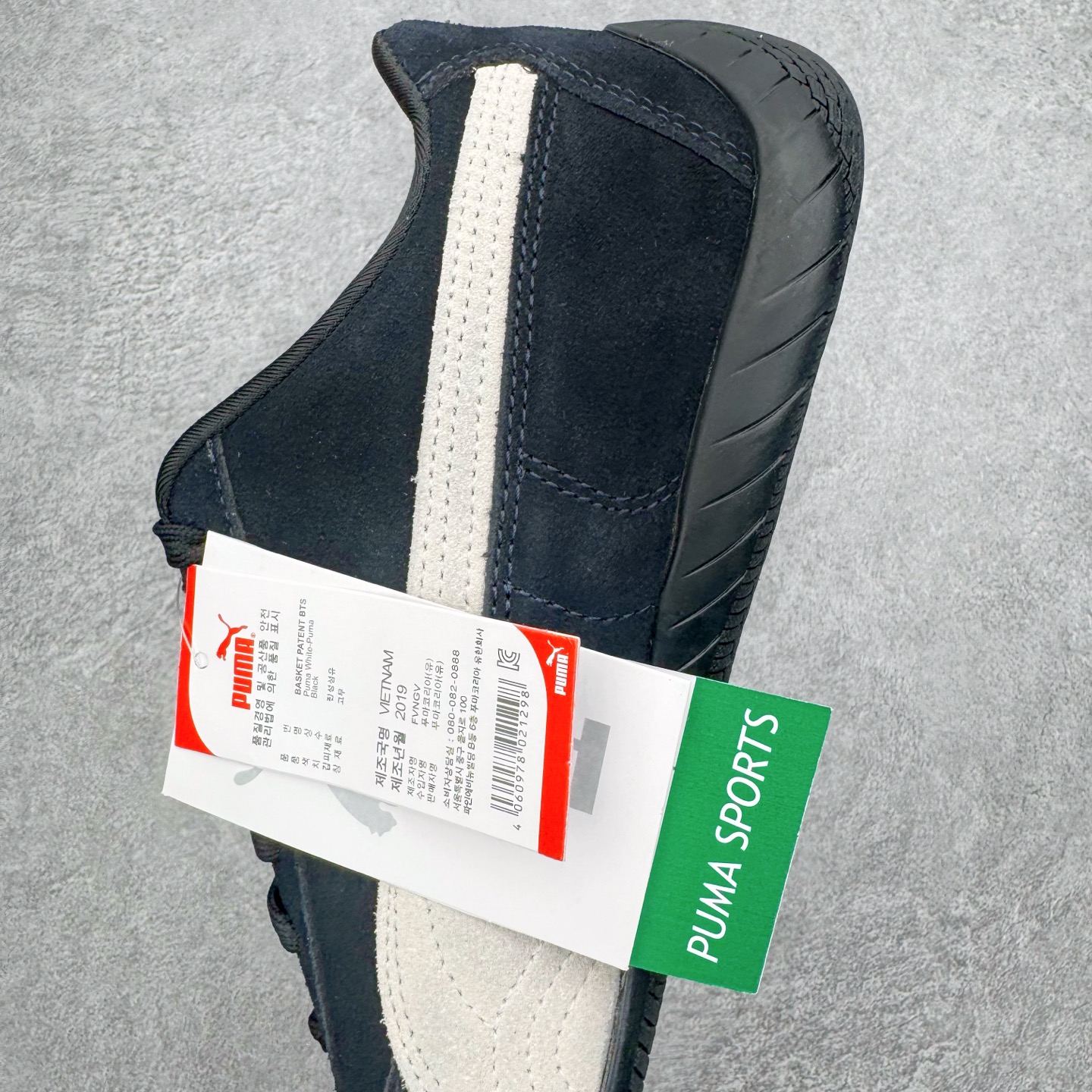 图片[7]-＃KZ纯原 PUMA Speedca OG 彪马极速赛车系列低帮德训风拼接复古百搭休闲运动赛车鞋 口碑大厂出品 品控大底版型不断改良更新 全套原纸板楦头开发 确保原汁原味 完美呈现版型 一比一鞋头弧度高度鞋身弧度 独家私模原厂航空铝磨具打磨大底 鞋头坡度极致还原 无解鞋型 原盒原配 圈内天花板工艺 原厂玻璃冲刀 超高清洁度 全鞋零毛边皮料切割 原厂中底布 鞋款从80、90年代赛车手所穿的防火赛车鞋为原型，鞋身线条模仿了赛车的流线廓形，体现了空气动力学原理的结构。简约流畅的外观，恰好又和贯穿其中的Formstrip Logo融合恰到好处，视觉上细节丰富且协调。本次Speedcat OG鞋款归来，最大看点自然式保留了窄版鞋型以及薄底构造。这两年各品牌鞋底越做越厚，Speedcat反其道而行之，上脚几乎无鞋底的效果带来耳目一新的视觉体验。鞋面依旧是以质感细腻的麂皮材质打造，并且大面积近乎全包裹的使用，复古味道也愈发浓烈。配色上更是将最原始的黑色和红色带回，向F1赛车队的标志性队服致敬。相信让各位一眼种草的更多是出挑的大红色，上脚即可瞬间点亮整体造型，在以球鞋为核心的OOTD中脱颖而出。而另一款黑色则是低调的万金油，彰显新潮个性的同时又不喧宾夺主，也是热爱简约系穿搭朋友的首选。 尺码：35.5 36 37 37.5 38 38.5 39 40 40.5 41 42 42.5 43 44 44.5 45 46-选品中心