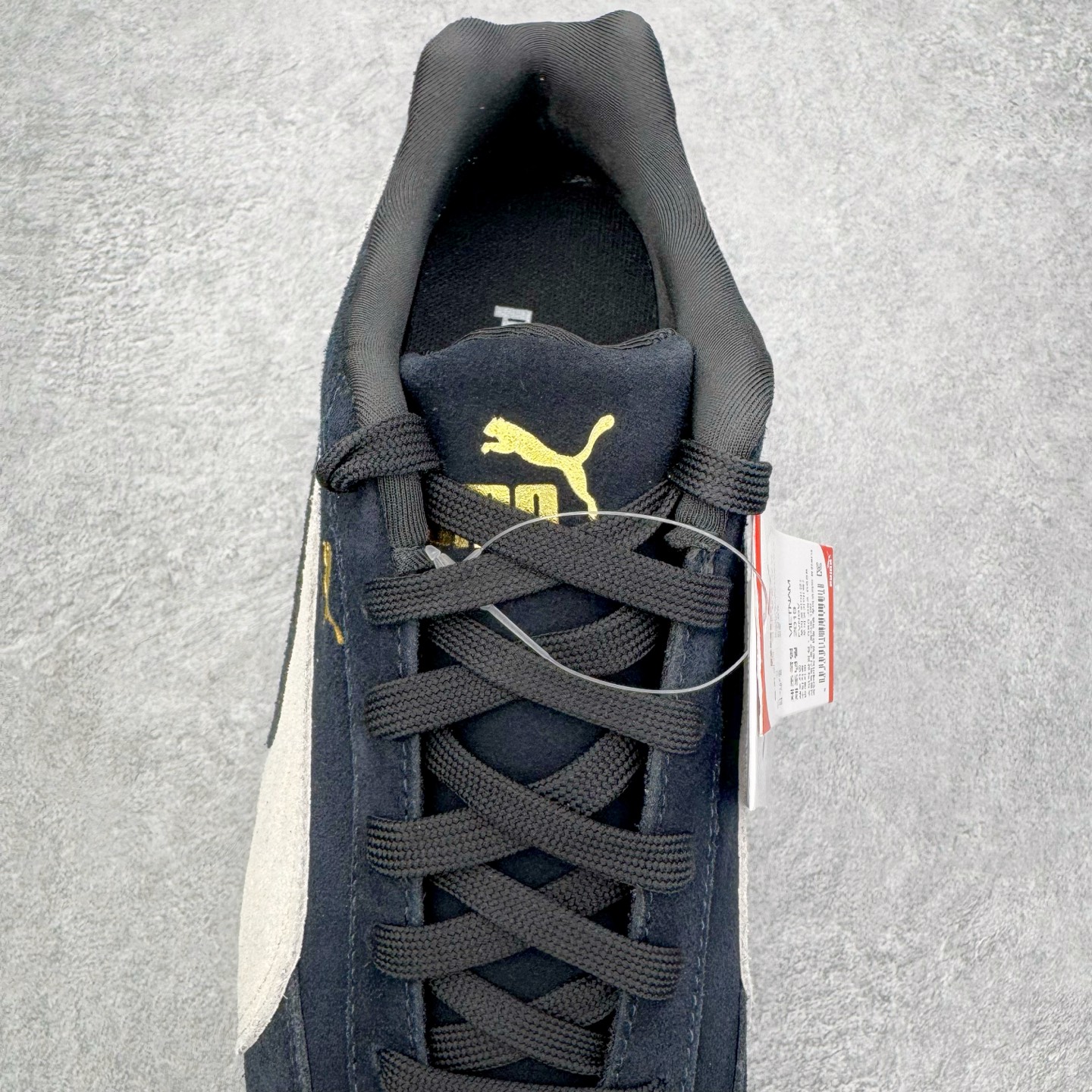 图片[5]-＃KZ纯原 PUMA Speedca OG 彪马极速赛车系列低帮德训风拼接复古百搭休闲运动赛车鞋 口碑大厂出品 品控大底版型不断改良更新 全套原纸板楦头开发 确保原汁原味 完美呈现版型 一比一鞋头弧度高度鞋身弧度 独家私模原厂航空铝磨具打磨大底 鞋头坡度极致还原 无解鞋型 原盒原配 圈内天花板工艺 原厂玻璃冲刀 超高清洁度 全鞋零毛边皮料切割 原厂中底布 鞋款从80、90年代赛车手所穿的防火赛车鞋为原型，鞋身线条模仿了赛车的流线廓形，体现了空气动力学原理的结构。简约流畅的外观，恰好又和贯穿其中的Formstrip Logo融合恰到好处，视觉上细节丰富且协调。本次Speedcat OG鞋款归来，最大看点自然式保留了窄版鞋型以及薄底构造。这两年各品牌鞋底越做越厚，Speedcat反其道而行之，上脚几乎无鞋底的效果带来耳目一新的视觉体验。鞋面依旧是以质感细腻的麂皮材质打造，并且大面积近乎全包裹的使用，复古味道也愈发浓烈。配色上更是将最原始的黑色和红色带回，向F1赛车队的标志性队服致敬。相信让各位一眼种草的更多是出挑的大红色，上脚即可瞬间点亮整体造型，在以球鞋为核心的OOTD中脱颖而出。而另一款黑色则是低调的万金油，彰显新潮个性的同时又不喧宾夺主，也是热爱简约系穿搭朋友的首选。 尺码：35.5 36 37 37.5 38 38.5 39 40 40.5 41 42 42.5 43 44 44.5 45 46-选品中心