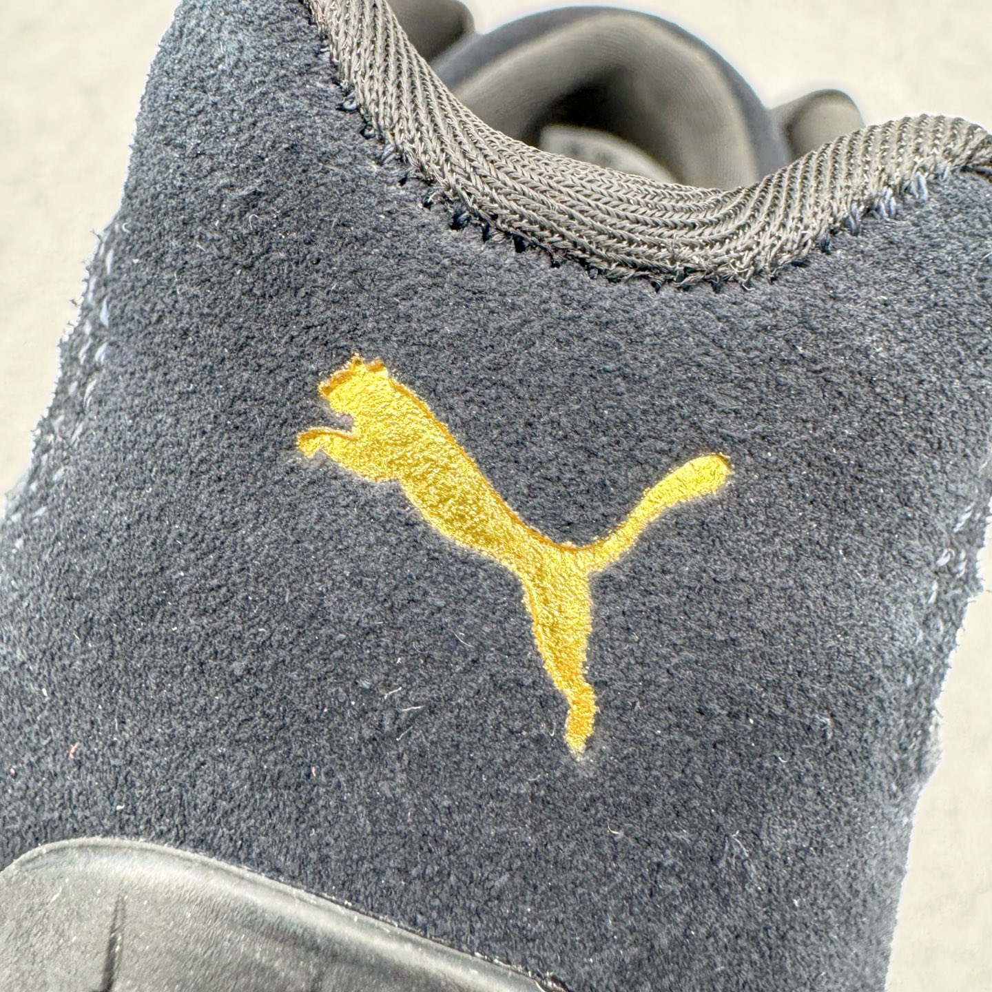 图片[12]-＃KZ纯原 PUMA Speedca OG 彪马极速赛车系列低帮德训风拼接复古百搭休闲运动赛车鞋 口碑大厂出品 品控大底版型不断改良更新 全套原纸板楦头开发 确保原汁原味 完美呈现版型 一比一鞋头弧度高度鞋身弧度 独家私模原厂航空铝磨具打磨大底 鞋头坡度极致还原 无解鞋型 原盒原配 圈内天花板工艺 原厂玻璃冲刀 超高清洁度 全鞋零毛边皮料切割 原厂中底布 鞋款从80、90年代赛车手所穿的防火赛车鞋为原型，鞋身线条模仿了赛车的流线廓形，体现了空气动力学原理的结构。简约流畅的外观，恰好又和贯穿其中的Formstrip Logo融合恰到好处，视觉上细节丰富且协调。本次Speedcat OG鞋款归来，最大看点自然式保留了窄版鞋型以及薄底构造。这两年各品牌鞋底越做越厚，Speedcat反其道而行之，上脚几乎无鞋底的效果带来耳目一新的视觉体验。鞋面依旧是以质感细腻的麂皮材质打造，并且大面积近乎全包裹的使用，复古味道也愈发浓烈。配色上更是将最原始的黑色和红色带回，向F1赛车队的标志性队服致敬。相信让各位一眼种草的更多是出挑的大红色，上脚即可瞬间点亮整体造型，在以球鞋为核心的OOTD中脱颖而出。而另一款黑色则是低调的万金油，彰显新潮个性的同时又不喧宾夺主，也是热爱简约系穿搭朋友的首选。 尺码：35.5 36 37 37.5 38 38.5 39 40 40.5 41 42 42.5 43 44 44.5 45 46-选品中心