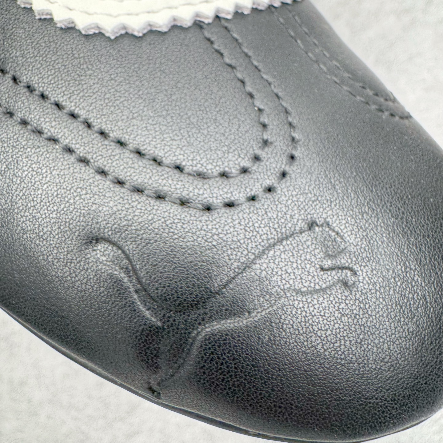 图片[13]-＃KZ纯原 Noafterno x PUMA Speedcat 彪马联名系列情侣薄底赛车德训双鞋带舒适百搭生活休闲鞋 口碑大厂出品 品控大底版型不断改良更新 全套原纸板楦头开发 确保原汁原味 完美呈现版型 一比一鞋头弧度高度鞋身弧度 独家私模原厂航空铝磨具打磨大底 鞋头坡度极致还原 无解鞋型 原盒原配 圈内天花板工艺 原厂玻璃冲刀 超高清洁度 全鞋零毛边皮料切割 原厂中底布 鞋款从80、90年代赛车手所穿的防火赛车鞋为原型，鞋身线条模仿了赛车的流线廓形，体现了空气动力学原理的结构。简约流畅的外观，恰好又和贯穿其中的Formstrip Logo融合恰到好处，视觉上细节丰富且协调。本次Speedcat OG鞋款归来，最大看点自然式保留了窄版鞋型以及薄底构造。这两年各品牌鞋底越做越厚，Speedcat反其道而行之，上脚几乎无鞋底的效果带来耳目一新的视觉体验。鞋面依旧是以质感细腻的麂皮材质打造，并且大面积近乎全包裹的使用，复古味道也愈发浓烈。配色上更是将最原始的黑色和红色带回，向F1赛车队的标志性队服致敬。相信让各位一眼种草的更多是出挑的大红色，上脚即可瞬间点亮整体造型，在以球鞋为核心的OOTD中脱颖而出。而另一款黑色则是低调的万金油，彰显新潮个性的同时又不喧宾夺主，也是热爱简约系穿搭朋友的首选。 尺码：35.5 36 37 37.5 38 38.5 39 40 40.5 41 42 42.5 43 44 44.5 45 46-选品中心