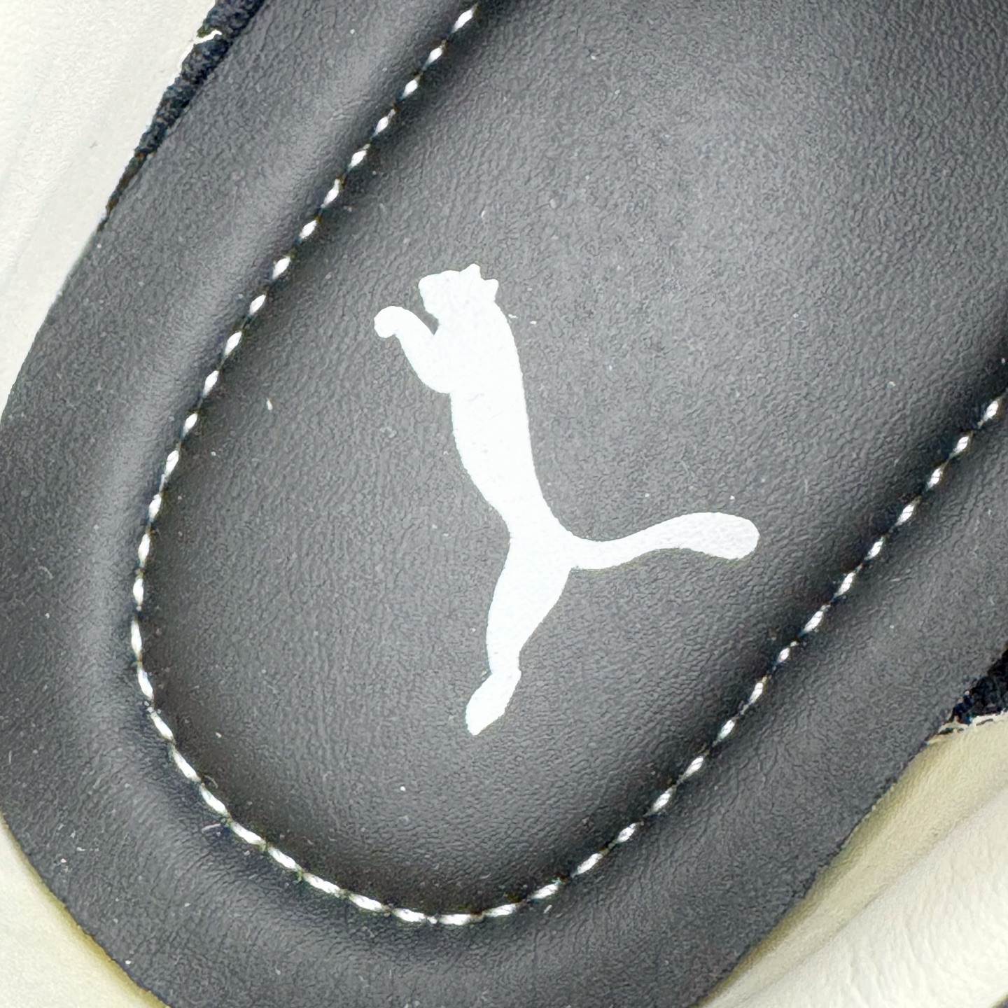 图片[15]-＃KZ纯原 Noafterno x PUMA Speedcat 彪马联名系列情侣薄底赛车德训双鞋带舒适百搭生活休闲鞋 口碑大厂出品 品控大底版型不断改良更新 全套原纸板楦头开发 确保原汁原味 完美呈现版型 一比一鞋头弧度高度鞋身弧度 独家私模原厂航空铝磨具打磨大底 鞋头坡度极致还原 无解鞋型 原盒原配 圈内天花板工艺 原厂玻璃冲刀 超高清洁度 全鞋零毛边皮料切割 原厂中底布 鞋款从80、90年代赛车手所穿的防火赛车鞋为原型，鞋身线条模仿了赛车的流线廓形，体现了空气动力学原理的结构。简约流畅的外观，恰好又和贯穿其中的Formstrip Logo融合恰到好处，视觉上细节丰富且协调。本次Speedcat OG鞋款归来，最大看点自然式保留了窄版鞋型以及薄底构造。这两年各品牌鞋底越做越厚，Speedcat反其道而行之，上脚几乎无鞋底的效果带来耳目一新的视觉体验。鞋面依旧是以质感细腻的麂皮材质打造，并且大面积近乎全包裹的使用，复古味道也愈发浓烈。配色上更是将最原始的黑色和红色带回，向F1赛车队的标志性队服致敬。相信让各位一眼种草的更多是出挑的大红色，上脚即可瞬间点亮整体造型，在以球鞋为核心的OOTD中脱颖而出。而另一款黑色则是低调的万金油，彰显新潮个性的同时又不喧宾夺主，也是热爱简约系穿搭朋友的首选。 尺码：35.5 36 37 37.5 38 38.5 39 40 40.5 41 42 42.5 43 44 44.5 45 46-选品中心