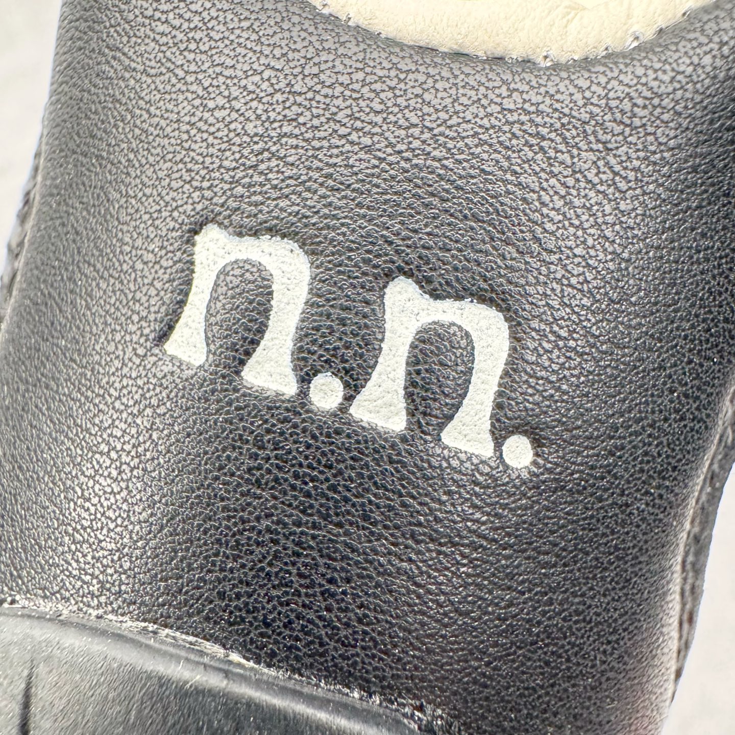 图片[10]-＃KZ纯原 Noafterno x PUMA Speedcat 彪马联名系列情侣薄底赛车德训双鞋带舒适百搭生活休闲鞋 口碑大厂出品 品控大底版型不断改良更新 全套原纸板楦头开发 确保原汁原味 完美呈现版型 一比一鞋头弧度高度鞋身弧度 独家私模原厂航空铝磨具打磨大底 鞋头坡度极致还原 无解鞋型 原盒原配 圈内天花板工艺 原厂玻璃冲刀 超高清洁度 全鞋零毛边皮料切割 原厂中底布 鞋款从80、90年代赛车手所穿的防火赛车鞋为原型，鞋身线条模仿了赛车的流线廓形，体现了空气动力学原理的结构。简约流畅的外观，恰好又和贯穿其中的Formstrip Logo融合恰到好处，视觉上细节丰富且协调。本次Speedcat OG鞋款归来，最大看点自然式保留了窄版鞋型以及薄底构造。这两年各品牌鞋底越做越厚，Speedcat反其道而行之，上脚几乎无鞋底的效果带来耳目一新的视觉体验。鞋面依旧是以质感细腻的麂皮材质打造，并且大面积近乎全包裹的使用，复古味道也愈发浓烈。配色上更是将最原始的黑色和红色带回，向F1赛车队的标志性队服致敬。相信让各位一眼种草的更多是出挑的大红色，上脚即可瞬间点亮整体造型，在以球鞋为核心的OOTD中脱颖而出。而另一款黑色则是低调的万金油，彰显新潮个性的同时又不喧宾夺主，也是热爱简约系穿搭朋友的首选。 尺码：35.5 36 37 37.5 38 38.5 39 40 40.5 41 42 42.5 43 44 44.5 45 46-选品中心