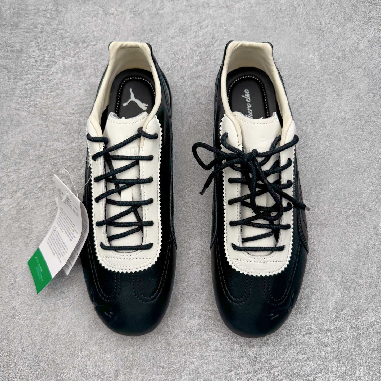 图片[2]-＃KZ纯原 Noafterno x PUMA Speedcat 彪马联名系列情侣薄底赛车德训双鞋带舒适百搭生活休闲鞋 口碑大厂出品 品控大底版型不断改良更新 全套原纸板楦头开发 确保原汁原味 完美呈现版型 一比一鞋头弧度高度鞋身弧度 独家私模原厂航空铝磨具打磨大底 鞋头坡度极致还原 无解鞋型 原盒原配 圈内天花板工艺 原厂玻璃冲刀 超高清洁度 全鞋零毛边皮料切割 原厂中底布 鞋款从80、90年代赛车手所穿的防火赛车鞋为原型，鞋身线条模仿了赛车的流线廓形，体现了空气动力学原理的结构。简约流畅的外观，恰好又和贯穿其中的Formstrip Logo融合恰到好处，视觉上细节丰富且协调。本次Speedcat OG鞋款归来，最大看点自然式保留了窄版鞋型以及薄底构造。这两年各品牌鞋底越做越厚，Speedcat反其道而行之，上脚几乎无鞋底的效果带来耳目一新的视觉体验。鞋面依旧是以质感细腻的麂皮材质打造，并且大面积近乎全包裹的使用，复古味道也愈发浓烈。配色上更是将最原始的黑色和红色带回，向F1赛车队的标志性队服致敬。相信让各位一眼种草的更多是出挑的大红色，上脚即可瞬间点亮整体造型，在以球鞋为核心的OOTD中脱颖而出。而另一款黑色则是低调的万金油，彰显新潮个性的同时又不喧宾夺主，也是热爱简约系穿搭朋友的首选。 尺码：35.5 36 37 37.5 38 38.5 39 40 40.5 41 42 42.5 43 44 44.5 45 46-选品中心