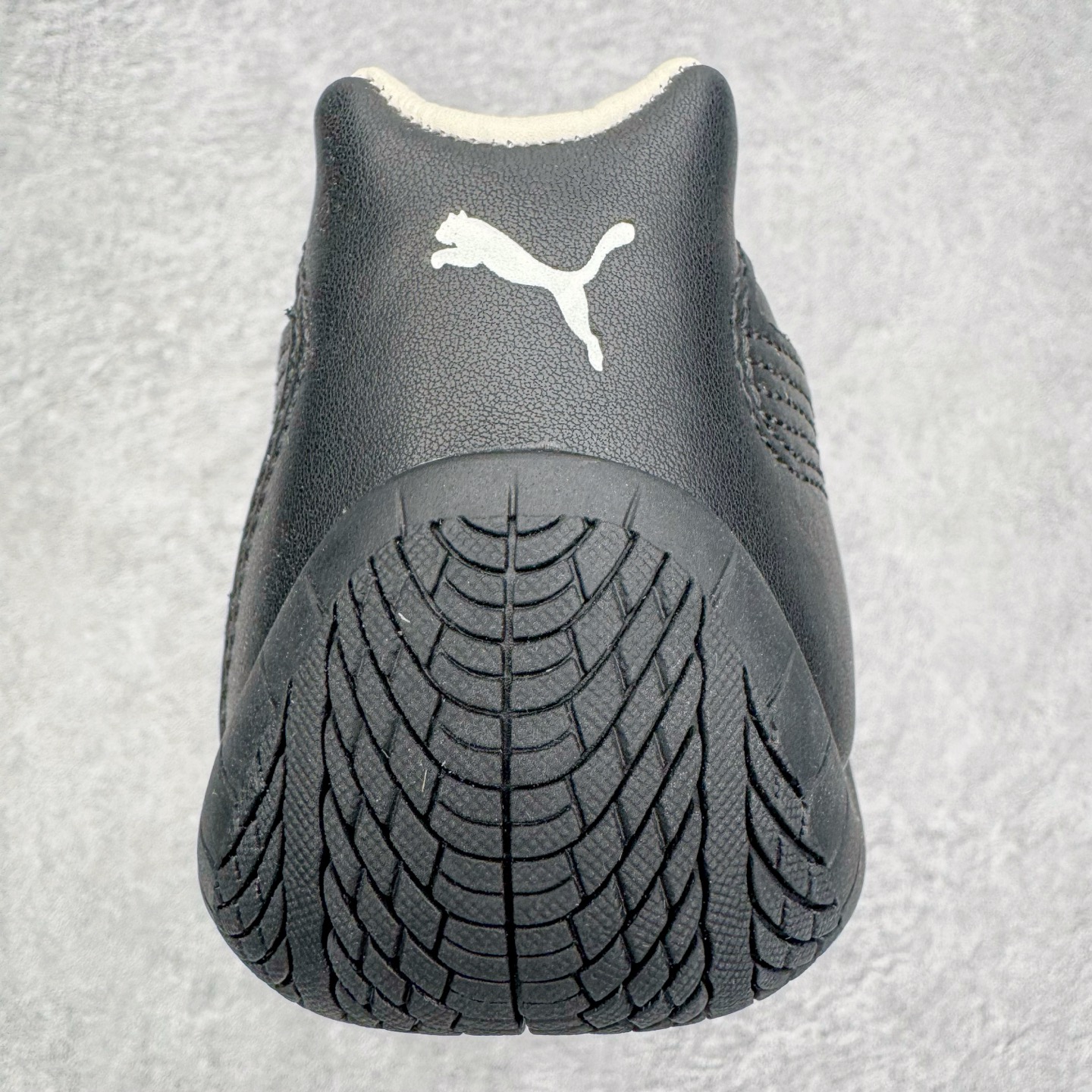 图片[8]-＃KZ纯原 Noafterno x PUMA Speedcat 彪马联名系列情侣薄底赛车德训双鞋带舒适百搭生活休闲鞋 口碑大厂出品 品控大底版型不断改良更新 全套原纸板楦头开发 确保原汁原味 完美呈现版型 一比一鞋头弧度高度鞋身弧度 独家私模原厂航空铝磨具打磨大底 鞋头坡度极致还原 无解鞋型 原盒原配 圈内天花板工艺 原厂玻璃冲刀 超高清洁度 全鞋零毛边皮料切割 原厂中底布 鞋款从80、90年代赛车手所穿的防火赛车鞋为原型，鞋身线条模仿了赛车的流线廓形，体现了空气动力学原理的结构。简约流畅的外观，恰好又和贯穿其中的Formstrip Logo融合恰到好处，视觉上细节丰富且协调。本次Speedcat OG鞋款归来，最大看点自然式保留了窄版鞋型以及薄底构造。这两年各品牌鞋底越做越厚，Speedcat反其道而行之，上脚几乎无鞋底的效果带来耳目一新的视觉体验。鞋面依旧是以质感细腻的麂皮材质打造，并且大面积近乎全包裹的使用，复古味道也愈发浓烈。配色上更是将最原始的黑色和红色带回，向F1赛车队的标志性队服致敬。相信让各位一眼种草的更多是出挑的大红色，上脚即可瞬间点亮整体造型，在以球鞋为核心的OOTD中脱颖而出。而另一款黑色则是低调的万金油，彰显新潮个性的同时又不喧宾夺主，也是热爱简约系穿搭朋友的首选。 尺码：35.5 36 37 37.5 38 38.5 39 40 40.5 41 42 42.5 43 44 44.5 45 46-选品中心