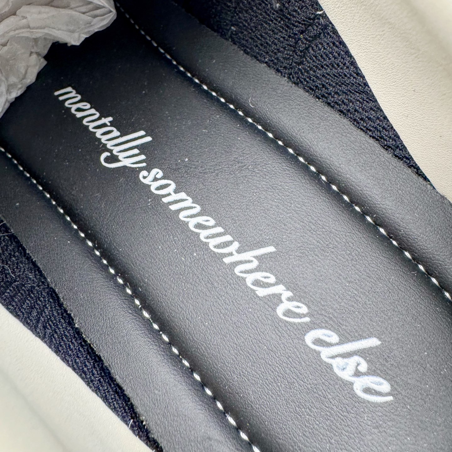 图片[11]-＃KZ纯原 Noafterno x PUMA Speedcat 彪马联名系列情侣薄底赛车德训双鞋带舒适百搭生活休闲鞋 口碑大厂出品 品控大底版型不断改良更新 全套原纸板楦头开发 确保原汁原味 完美呈现版型 一比一鞋头弧度高度鞋身弧度 独家私模原厂航空铝磨具打磨大底 鞋头坡度极致还原 无解鞋型 原盒原配 圈内天花板工艺 原厂玻璃冲刀 超高清洁度 全鞋零毛边皮料切割 原厂中底布 鞋款从80、90年代赛车手所穿的防火赛车鞋为原型，鞋身线条模仿了赛车的流线廓形，体现了空气动力学原理的结构。简约流畅的外观，恰好又和贯穿其中的Formstrip Logo融合恰到好处，视觉上细节丰富且协调。本次Speedcat OG鞋款归来，最大看点自然式保留了窄版鞋型以及薄底构造。这两年各品牌鞋底越做越厚，Speedcat反其道而行之，上脚几乎无鞋底的效果带来耳目一新的视觉体验。鞋面依旧是以质感细腻的麂皮材质打造，并且大面积近乎全包裹的使用，复古味道也愈发浓烈。配色上更是将最原始的黑色和红色带回，向F1赛车队的标志性队服致敬。相信让各位一眼种草的更多是出挑的大红色，上脚即可瞬间点亮整体造型，在以球鞋为核心的OOTD中脱颖而出。而另一款黑色则是低调的万金油，彰显新潮个性的同时又不喧宾夺主，也是热爱简约系穿搭朋友的首选。 尺码：35.5 36 37 37.5 38 38.5 39 40 40.5 41 42 42.5 43 44 44.5 45 46-选品中心