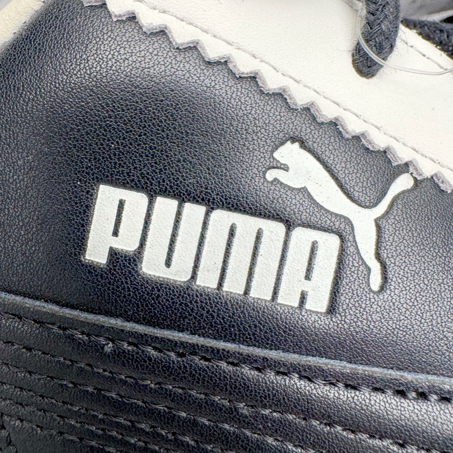 图片[14]-＃KZ纯原 Noafterno x PUMA Speedcat 彪马联名系列情侣薄底赛车德训双鞋带舒适百搭生活休闲鞋 口碑大厂出品 品控大底版型不断改良更新 全套原纸板楦头开发 确保原汁原味 完美呈现版型 一比一鞋头弧度高度鞋身弧度 独家私模原厂航空铝磨具打磨大底 鞋头坡度极致还原 无解鞋型 原盒原配 圈内天花板工艺 原厂玻璃冲刀 超高清洁度 全鞋零毛边皮料切割 原厂中底布 鞋款从80、90年代赛车手所穿的防火赛车鞋为原型，鞋身线条模仿了赛车的流线廓形，体现了空气动力学原理的结构。简约流畅的外观，恰好又和贯穿其中的Formstrip Logo融合恰到好处，视觉上细节丰富且协调。本次Speedcat OG鞋款归来，最大看点自然式保留了窄版鞋型以及薄底构造。这两年各品牌鞋底越做越厚，Speedcat反其道而行之，上脚几乎无鞋底的效果带来耳目一新的视觉体验。鞋面依旧是以质感细腻的麂皮材质打造，并且大面积近乎全包裹的使用，复古味道也愈发浓烈。配色上更是将最原始的黑色和红色带回，向F1赛车队的标志性队服致敬。相信让各位一眼种草的更多是出挑的大红色，上脚即可瞬间点亮整体造型，在以球鞋为核心的OOTD中脱颖而出。而另一款黑色则是低调的万金油，彰显新潮个性的同时又不喧宾夺主，也是热爱简约系穿搭朋友的首选。 尺码：35.5 36 37 37.5 38 38.5 39 40 40.5 41 42 42.5 43 44 44.5 45 46-选品中心