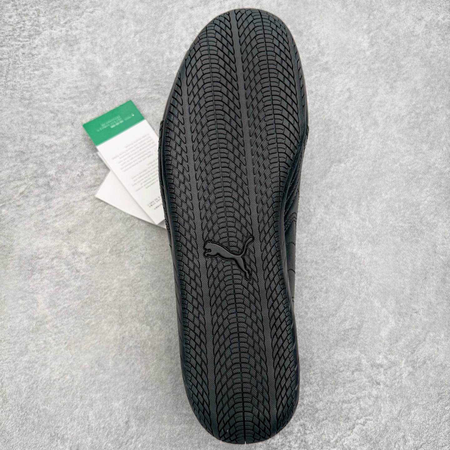 图片[9]-＃KZ纯原 Noafterno x PUMA Speedcat 彪马联名系列情侣薄底赛车德训双鞋带舒适百搭生活休闲鞋 口碑大厂出品 品控大底版型不断改良更新 全套原纸板楦头开发 确保原汁原味 完美呈现版型 一比一鞋头弧度高度鞋身弧度 独家私模原厂航空铝磨具打磨大底 鞋头坡度极致还原 无解鞋型 原盒原配 圈内天花板工艺 原厂玻璃冲刀 超高清洁度 全鞋零毛边皮料切割 原厂中底布 鞋款从80、90年代赛车手所穿的防火赛车鞋为原型，鞋身线条模仿了赛车的流线廓形，体现了空气动力学原理的结构。简约流畅的外观，恰好又和贯穿其中的Formstrip Logo融合恰到好处，视觉上细节丰富且协调。本次Speedcat OG鞋款归来，最大看点自然式保留了窄版鞋型以及薄底构造。这两年各品牌鞋底越做越厚，Speedcat反其道而行之，上脚几乎无鞋底的效果带来耳目一新的视觉体验。鞋面依旧是以质感细腻的麂皮材质打造，并且大面积近乎全包裹的使用，复古味道也愈发浓烈。配色上更是将最原始的黑色和红色带回，向F1赛车队的标志性队服致敬。相信让各位一眼种草的更多是出挑的大红色，上脚即可瞬间点亮整体造型，在以球鞋为核心的OOTD中脱颖而出。而另一款黑色则是低调的万金油，彰显新潮个性的同时又不喧宾夺主，也是热爱简约系穿搭朋友的首选。 尺码：35.5 36 37 37.5 38 38.5 39 40 40.5 41 42 42.5 43 44 44.5 45 46-选品中心