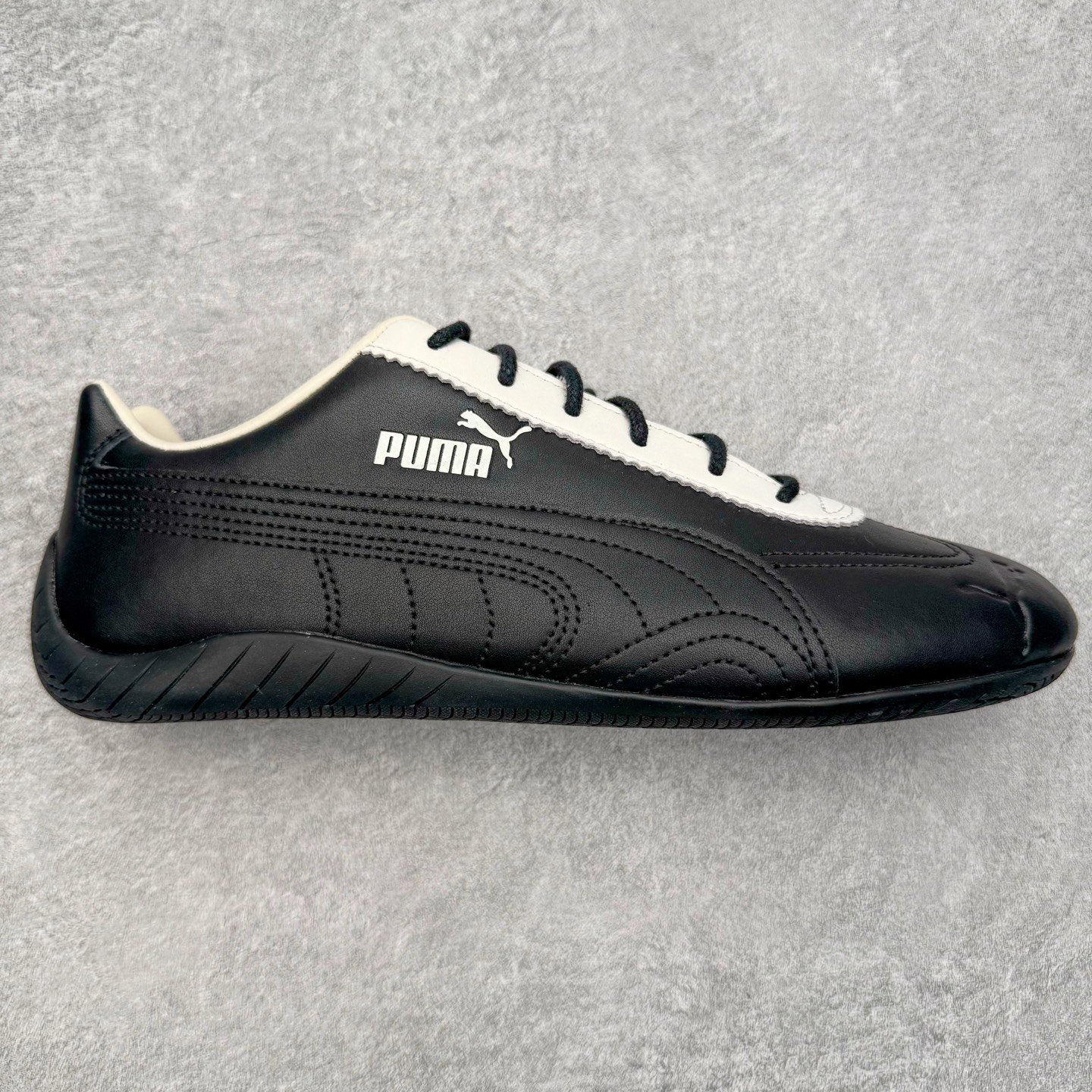 ＃KZ纯原 Noafterno x PUMA Speedcat 彪马联名系列情侣薄底赛车德训双鞋带舒适百搭生活休闲鞋 口碑大厂出品 品控大底版型不断改良更新 全套原纸板楦头开发 确保原汁原味 完美呈现版型 一比一鞋头弧度高度鞋身弧度 独家私模原厂航空铝磨具打磨大底 鞋头坡度极致还原 无解鞋型 原盒原配 圈内天花板工艺 原厂玻璃冲刀 超高清洁度 全鞋零毛边皮料切割 原厂中底布 鞋款从80、90年代赛车手所穿的防火赛车鞋为原型，鞋身线条模仿了赛车的流线廓形，体现了空气动力学原理的结构。简约流畅的外观，恰好又和贯穿其中的Formstrip Logo融合恰到好处，视觉上细节丰富且协调。本次Speedcat OG鞋款归来，最大看点自然式保留了窄版鞋型以及薄底构造。这两年各品牌鞋底越做越厚，Speedcat反其道而行之，上脚几乎无鞋底的效果带来耳目一新的视觉体验。鞋面依旧是以质感细腻的麂皮材质打造，并且大面积近乎全包裹的使用，复古味道也愈发浓烈。配色上更是将最原始的黑色和红色带回，向F1赛车队的标志性队服致敬。相信让各位一眼种草的更多是出挑的大红色，上脚即可瞬间点亮整体造型，在以球鞋为核心的OOTD中脱颖而出。而另一款黑色则是低调的万金油，彰显新潮个性的同时又不喧宾夺主，也是热爱简约系穿搭朋友的首选。 尺码：35.5 36 37 37.5 38 38.5 39 40 40.5 41 42 42.5 43 44 44.5 45 46-选品中心