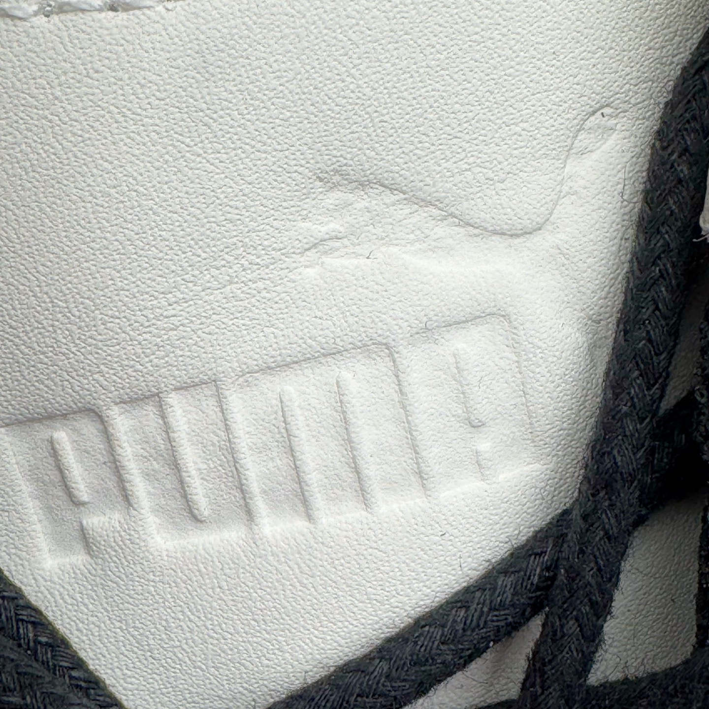 图片[17]-＃KZ纯原 Noafterno x PUMA Speedcat 彪马联名系列情侣薄底赛车德训双鞋带舒适百搭生活休闲鞋 口碑大厂出品 品控大底版型不断改良更新 全套原纸板楦头开发 确保原汁原味 完美呈现版型 一比一鞋头弧度高度鞋身弧度 独家私模原厂航空铝磨具打磨大底 鞋头坡度极致还原 无解鞋型 原盒原配 圈内天花板工艺 原厂玻璃冲刀 超高清洁度 全鞋零毛边皮料切割 原厂中底布 鞋款从80、90年代赛车手所穿的防火赛车鞋为原型，鞋身线条模仿了赛车的流线廓形，体现了空气动力学原理的结构。简约流畅的外观，恰好又和贯穿其中的Formstrip Logo融合恰到好处，视觉上细节丰富且协调。本次Speedcat OG鞋款归来，最大看点自然式保留了窄版鞋型以及薄底构造。这两年各品牌鞋底越做越厚，Speedcat反其道而行之，上脚几乎无鞋底的效果带来耳目一新的视觉体验。鞋面依旧是以质感细腻的麂皮材质打造，并且大面积近乎全包裹的使用，复古味道也愈发浓烈。配色上更是将最原始的黑色和红色带回，向F1赛车队的标志性队服致敬。相信让各位一眼种草的更多是出挑的大红色，上脚即可瞬间点亮整体造型，在以球鞋为核心的OOTD中脱颖而出。而另一款黑色则是低调的万金油，彰显新潮个性的同时又不喧宾夺主，也是热爱简约系穿搭朋友的首选。 尺码：35.5 36 37 37.5 38 38.5 39 40 40.5 41 42 42.5 43 44 44.5 45 46-选品中心