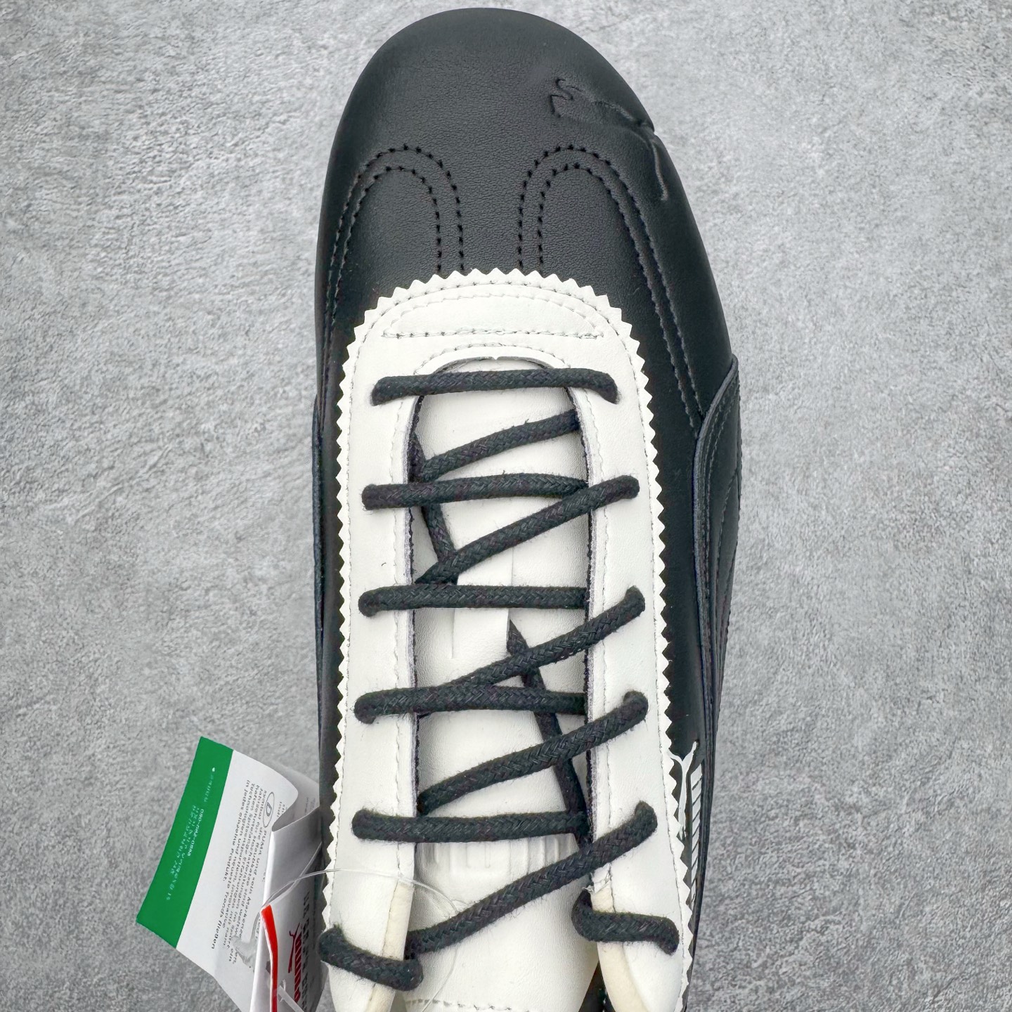 图片[4]-＃KZ纯原 Noafterno x PUMA Speedcat 彪马联名系列情侣薄底赛车德训双鞋带舒适百搭生活休闲鞋 口碑大厂出品 品控大底版型不断改良更新 全套原纸板楦头开发 确保原汁原味 完美呈现版型 一比一鞋头弧度高度鞋身弧度 独家私模原厂航空铝磨具打磨大底 鞋头坡度极致还原 无解鞋型 原盒原配 圈内天花板工艺 原厂玻璃冲刀 超高清洁度 全鞋零毛边皮料切割 原厂中底布 鞋款从80、90年代赛车手所穿的防火赛车鞋为原型，鞋身线条模仿了赛车的流线廓形，体现了空气动力学原理的结构。简约流畅的外观，恰好又和贯穿其中的Formstrip Logo融合恰到好处，视觉上细节丰富且协调。本次Speedcat OG鞋款归来，最大看点自然式保留了窄版鞋型以及薄底构造。这两年各品牌鞋底越做越厚，Speedcat反其道而行之，上脚几乎无鞋底的效果带来耳目一新的视觉体验。鞋面依旧是以质感细腻的麂皮材质打造，并且大面积近乎全包裹的使用，复古味道也愈发浓烈。配色上更是将最原始的黑色和红色带回，向F1赛车队的标志性队服致敬。相信让各位一眼种草的更多是出挑的大红色，上脚即可瞬间点亮整体造型，在以球鞋为核心的OOTD中脱颖而出。而另一款黑色则是低调的万金油，彰显新潮个性的同时又不喧宾夺主，也是热爱简约系穿搭朋友的首选。 尺码：35.5 36 37 37.5 38 38.5 39 40 40.5 41 42 42.5 43 44 44.5 45 46-选品中心